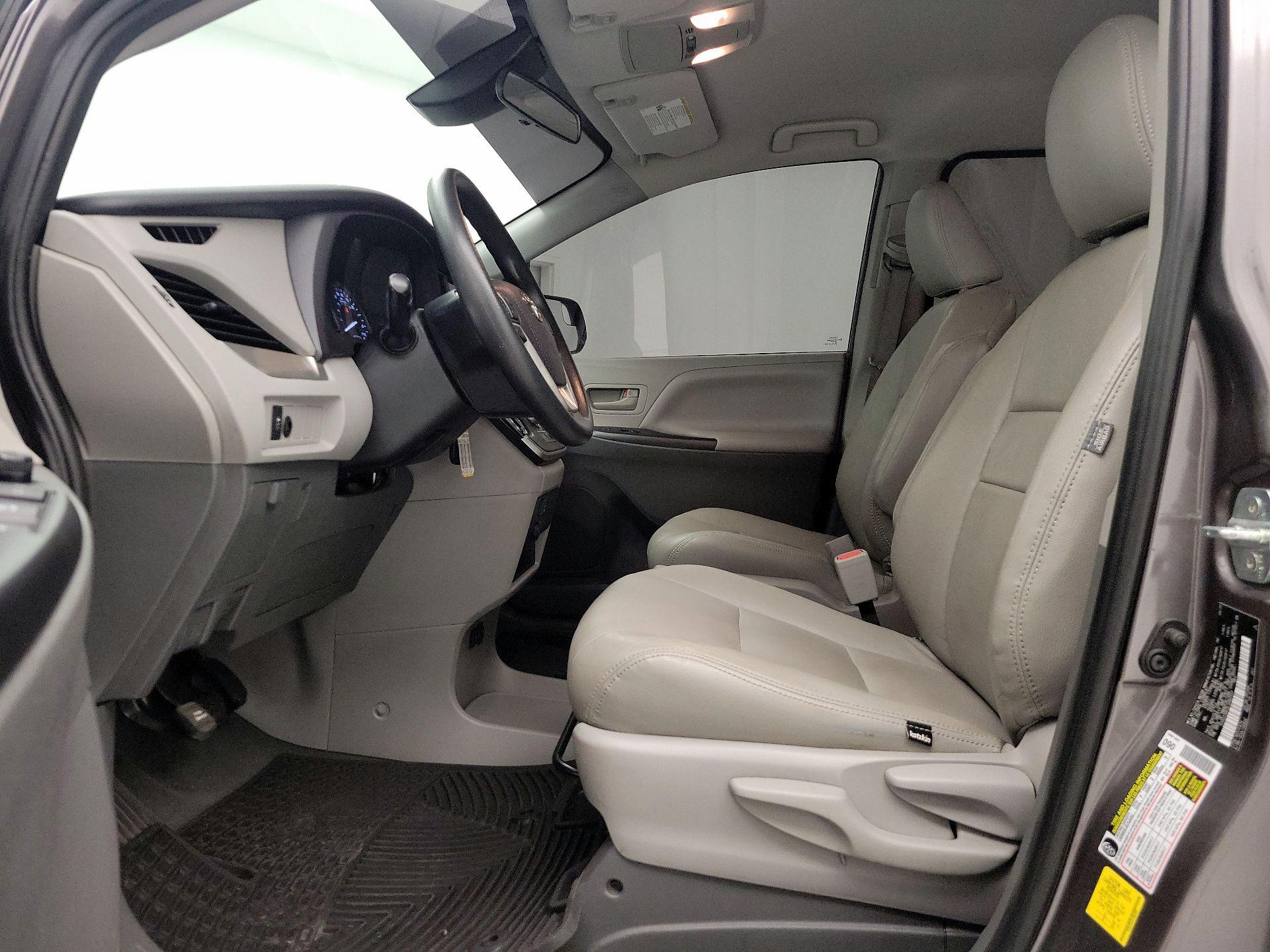 Thumbnail: 2020 Toyota Sienna - 11