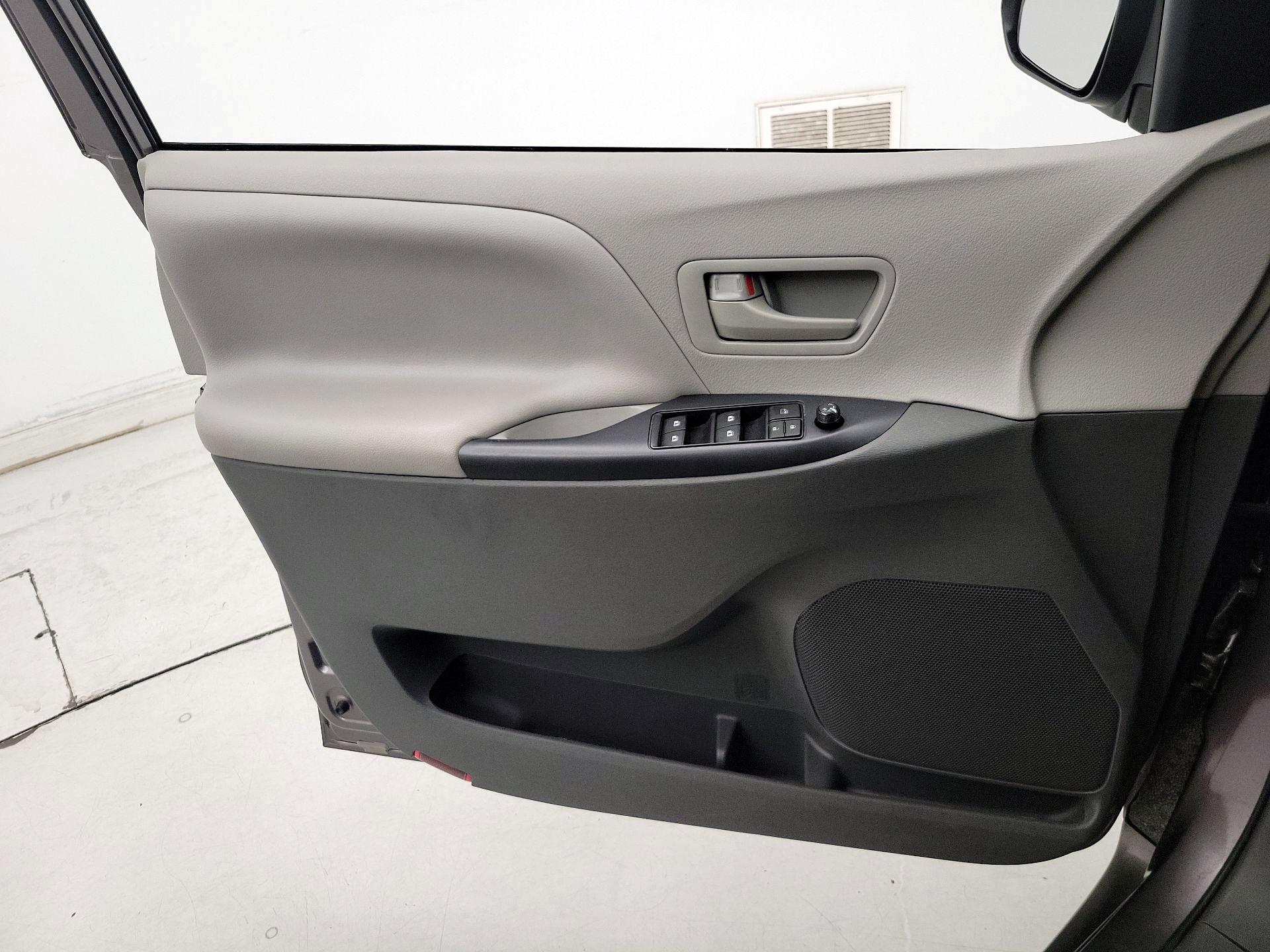 Thumbnail: 2020 Toyota Sienna - 12