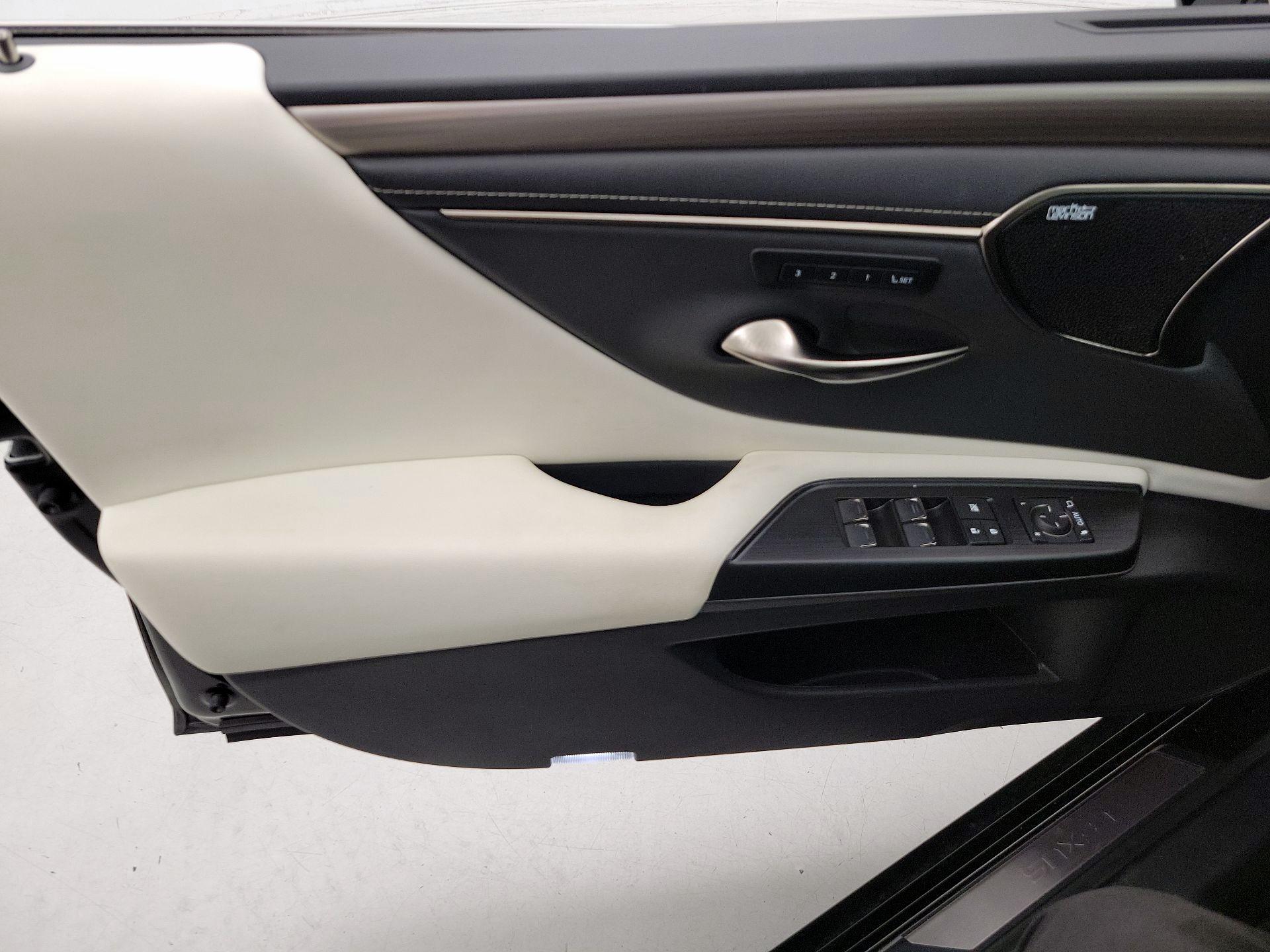 Thumbnail: 2021 Lexus ES - 12