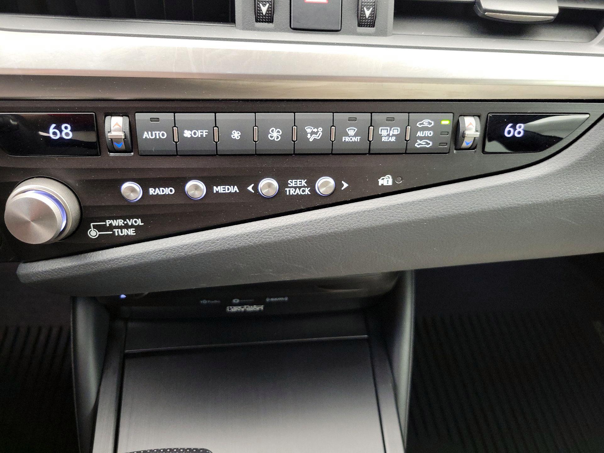 Thumbnail: 2021 Lexus ES - 17