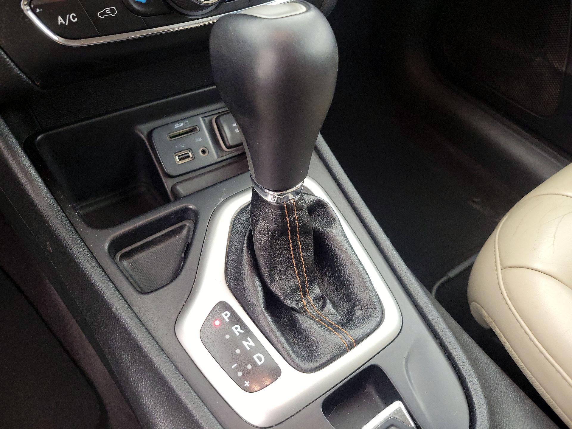Thumbnail: 2016 Jeep Cherokee - 17