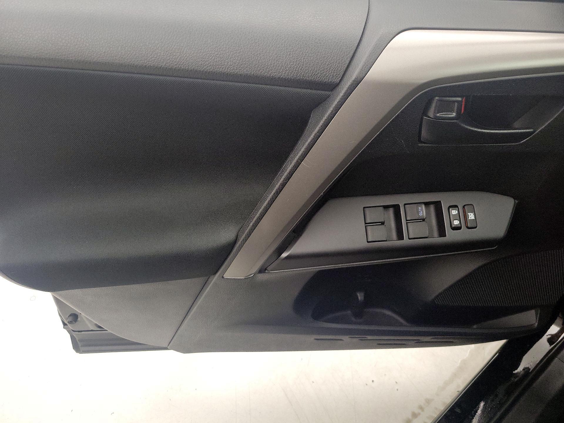 Thumbnail: 2018 Toyota RAV4 - 12