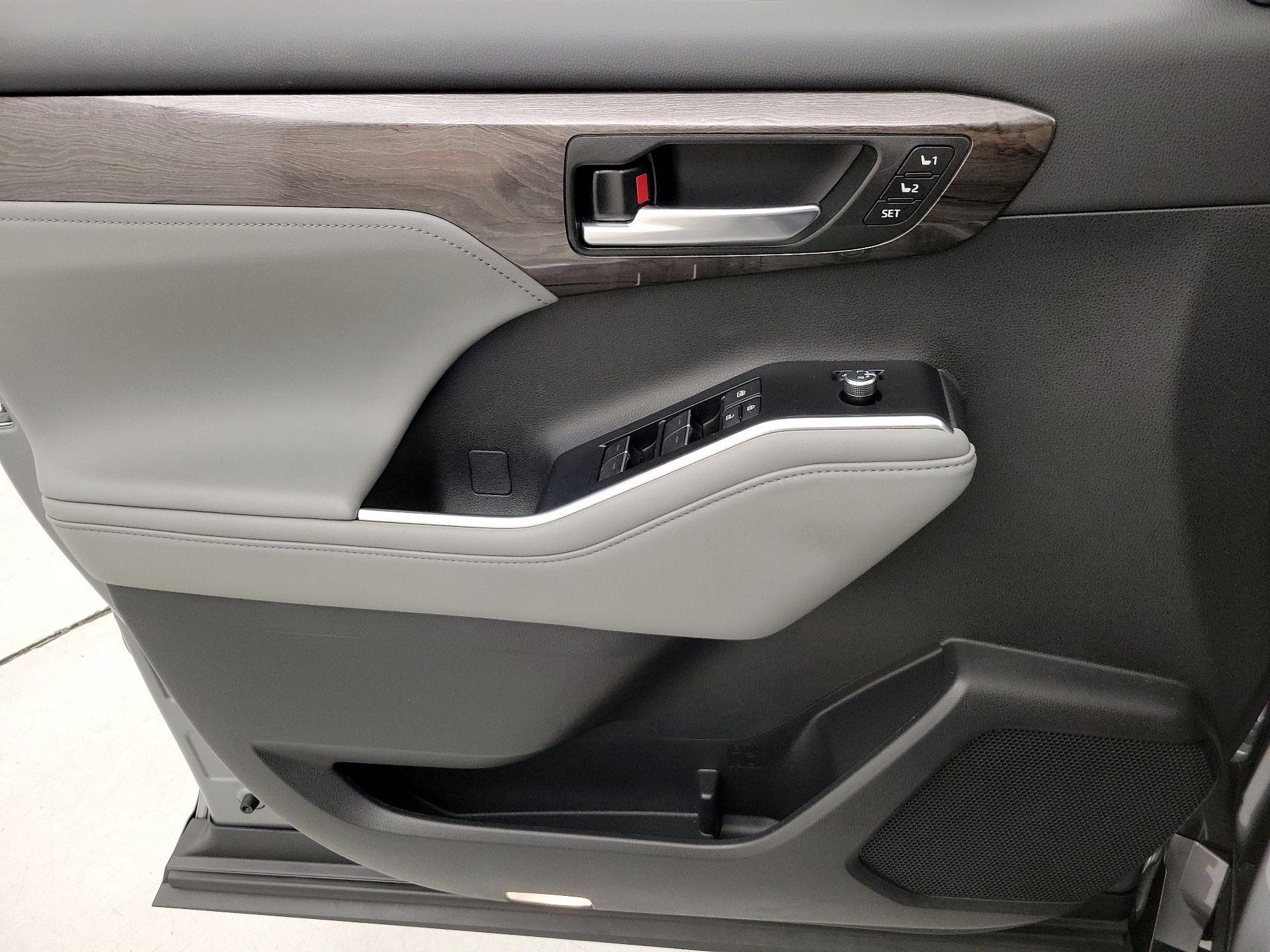 Thumbnail: 2025 Toyota Highlander - 12