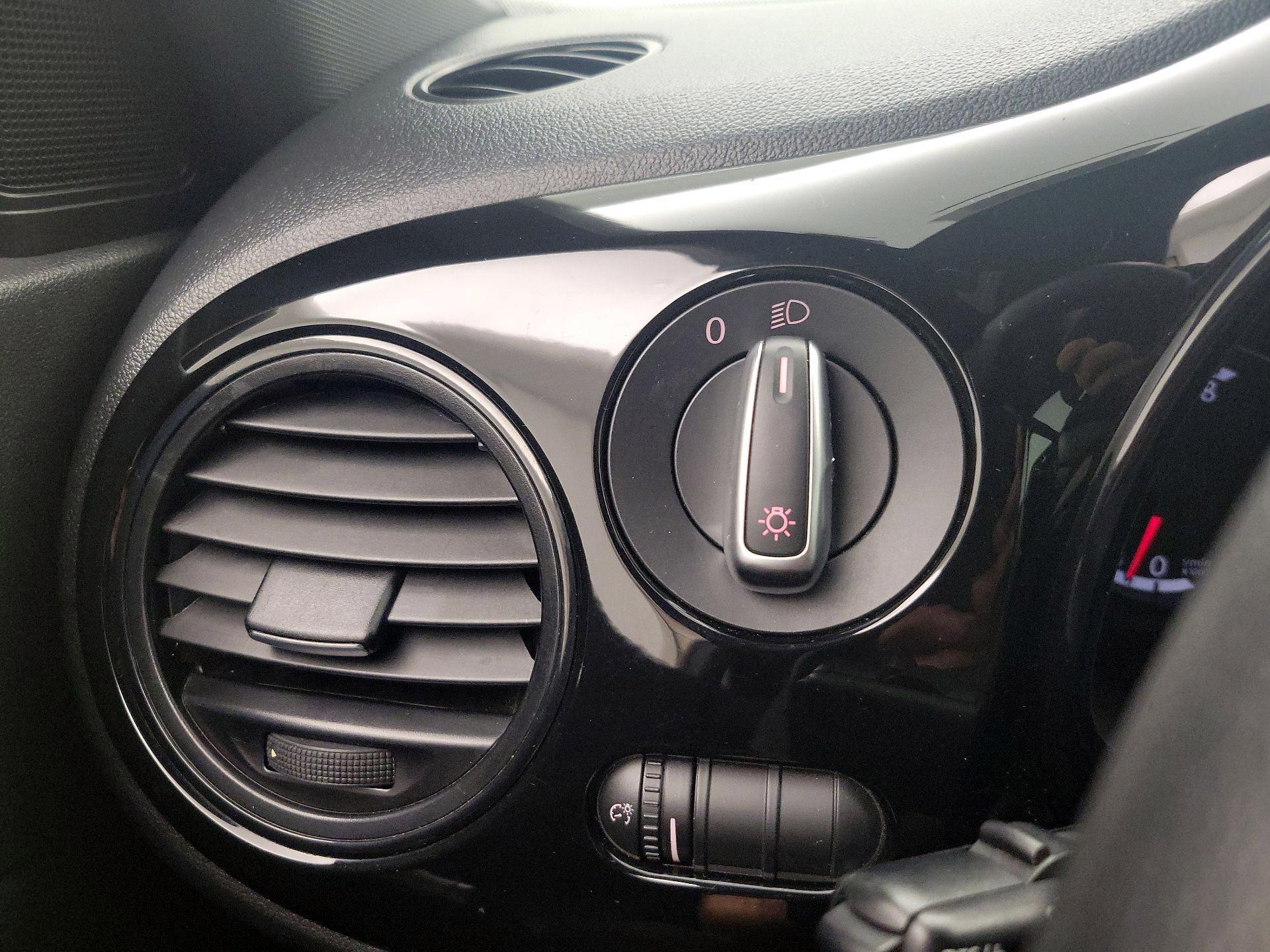 Thumbnail: 2016 Volkswagen Beetle - 13