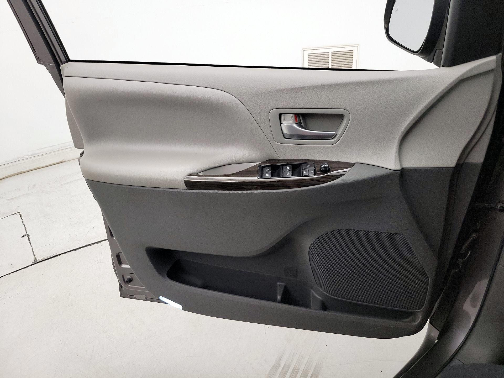 Thumbnail: 2017 Toyota Sienna - 12