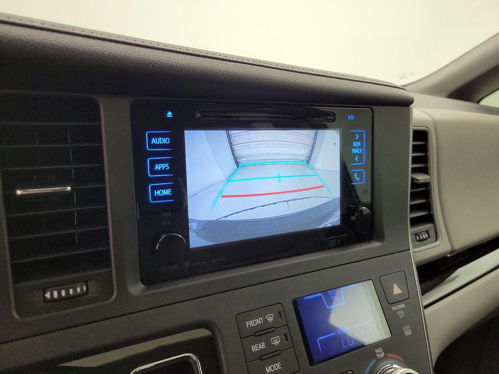 2017 Toyota Sienna XLE Premium - Photo 16