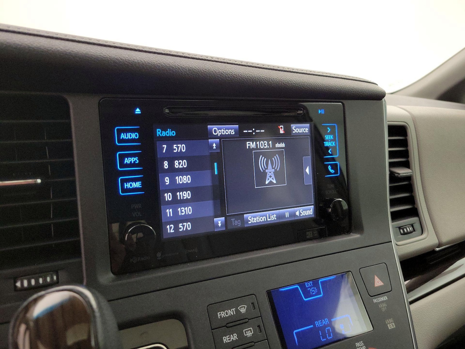 2017 Toyota Sienna XLE Premium - Photo 17