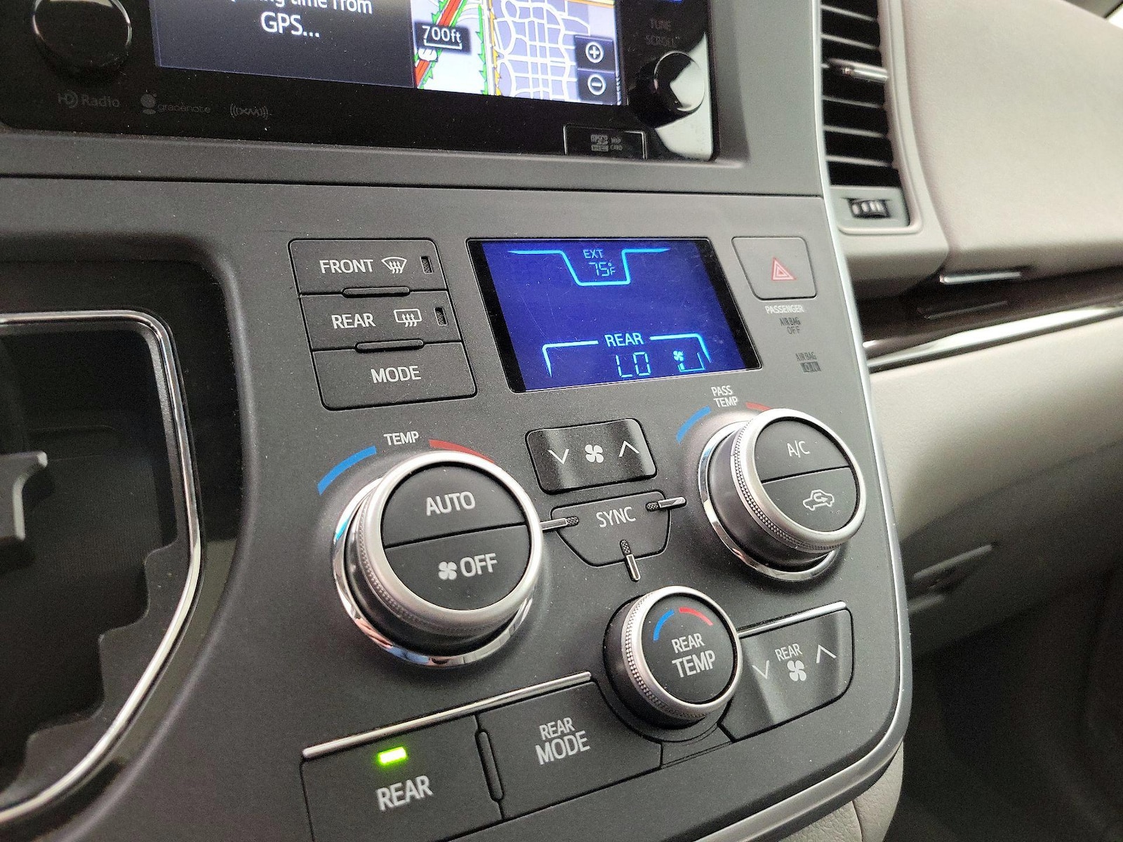 2017 Toyota Sienna XLE Premium - Photo 18