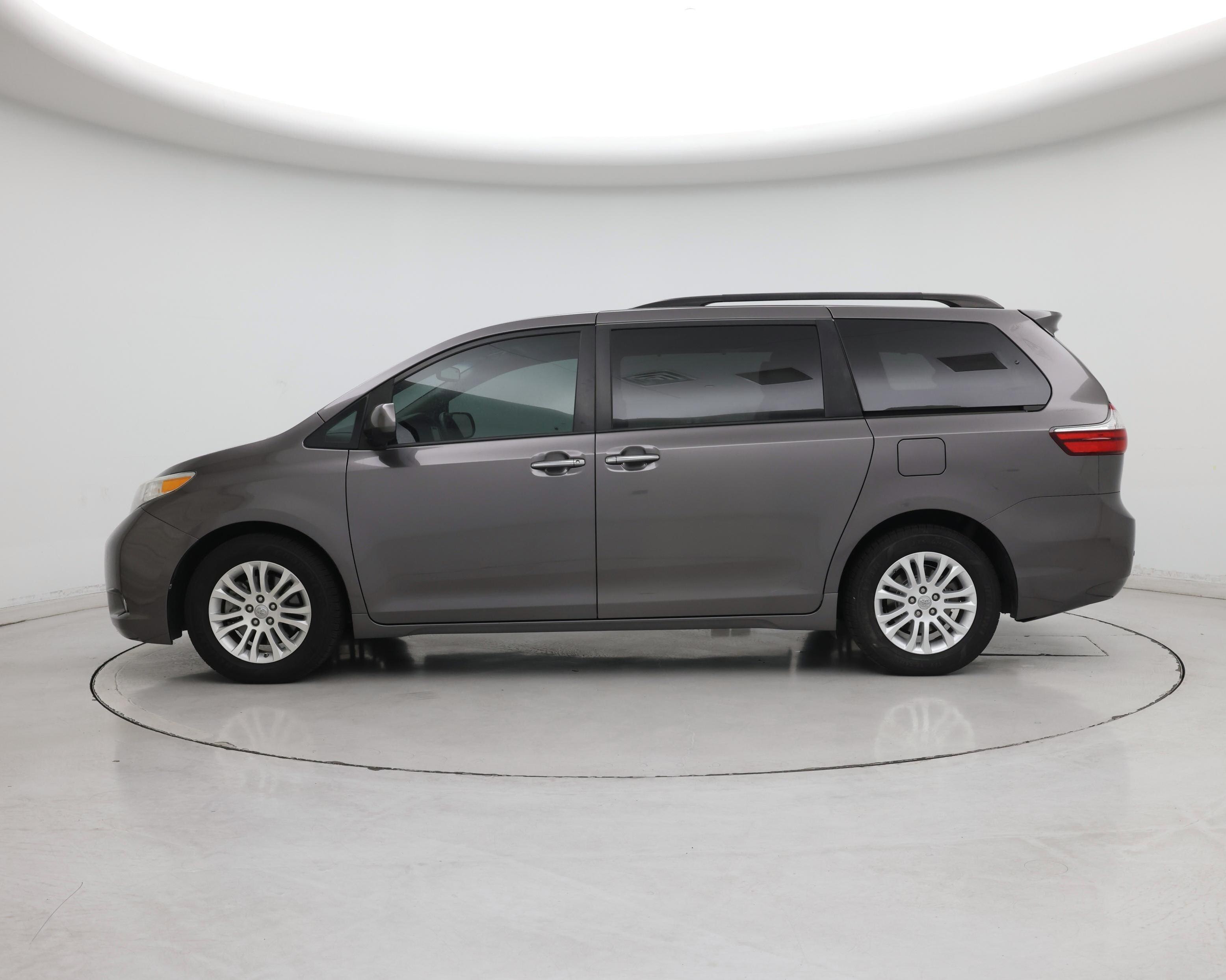 Thumbnail: 2017 Toyota Sienna - 3