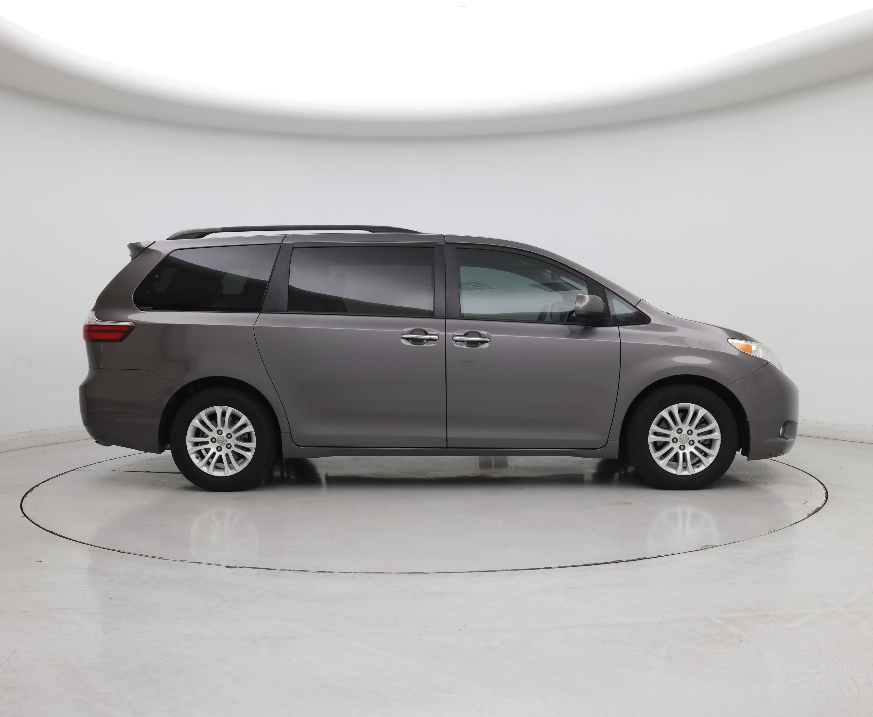 Thumbnail: 2017 Toyota Sienna - 7