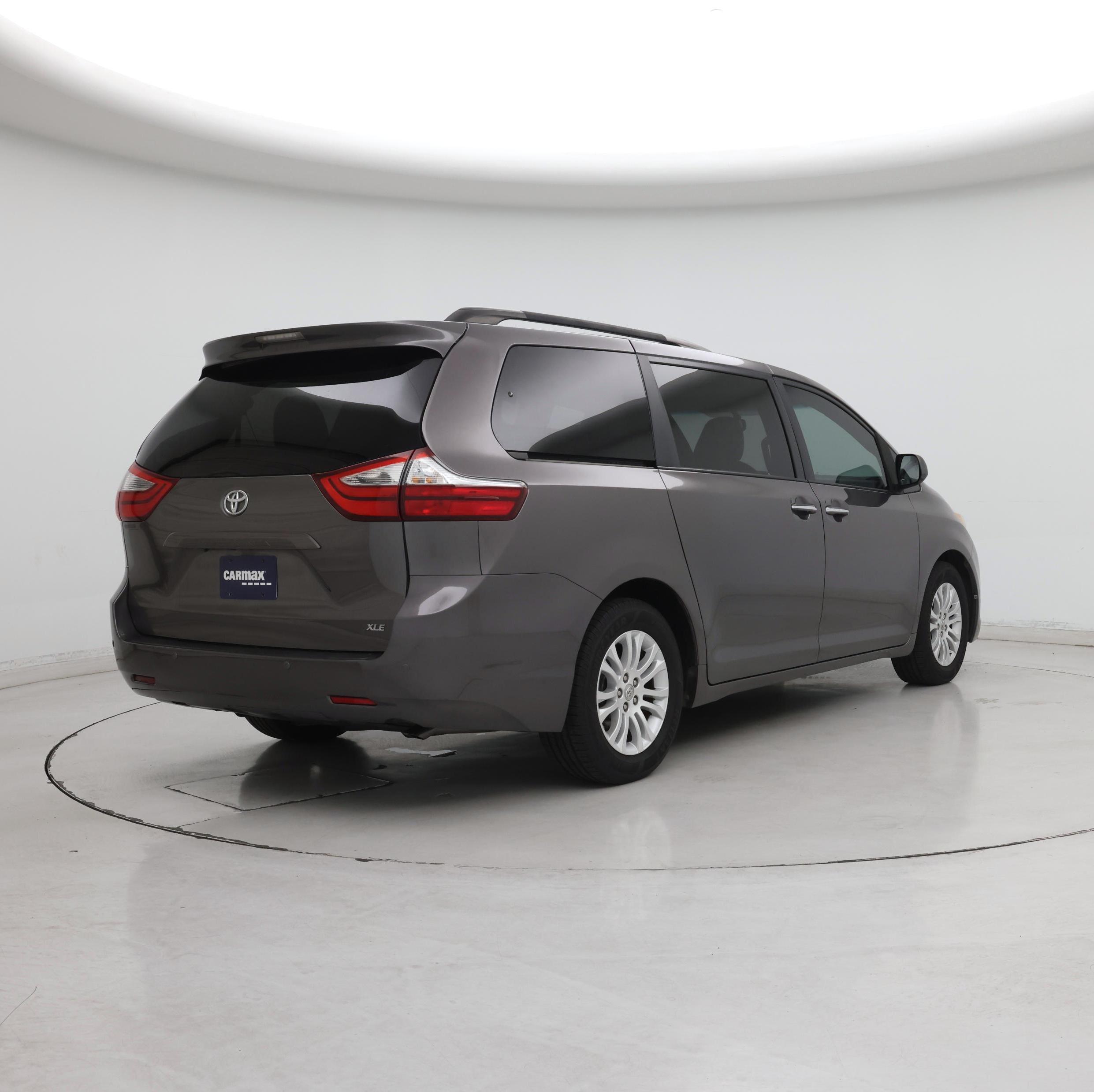 Thumbnail: 2017 Toyota Sienna - 8