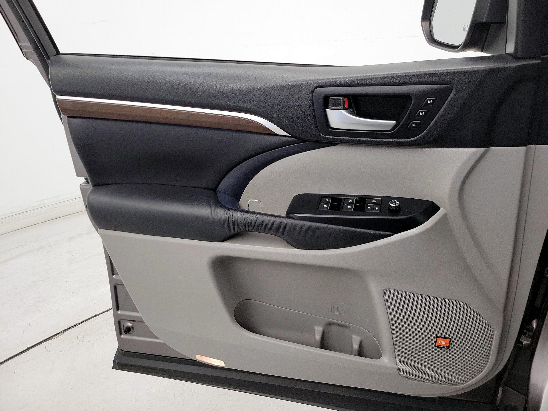 Thumbnail: 2016 Toyota Highlander - 12