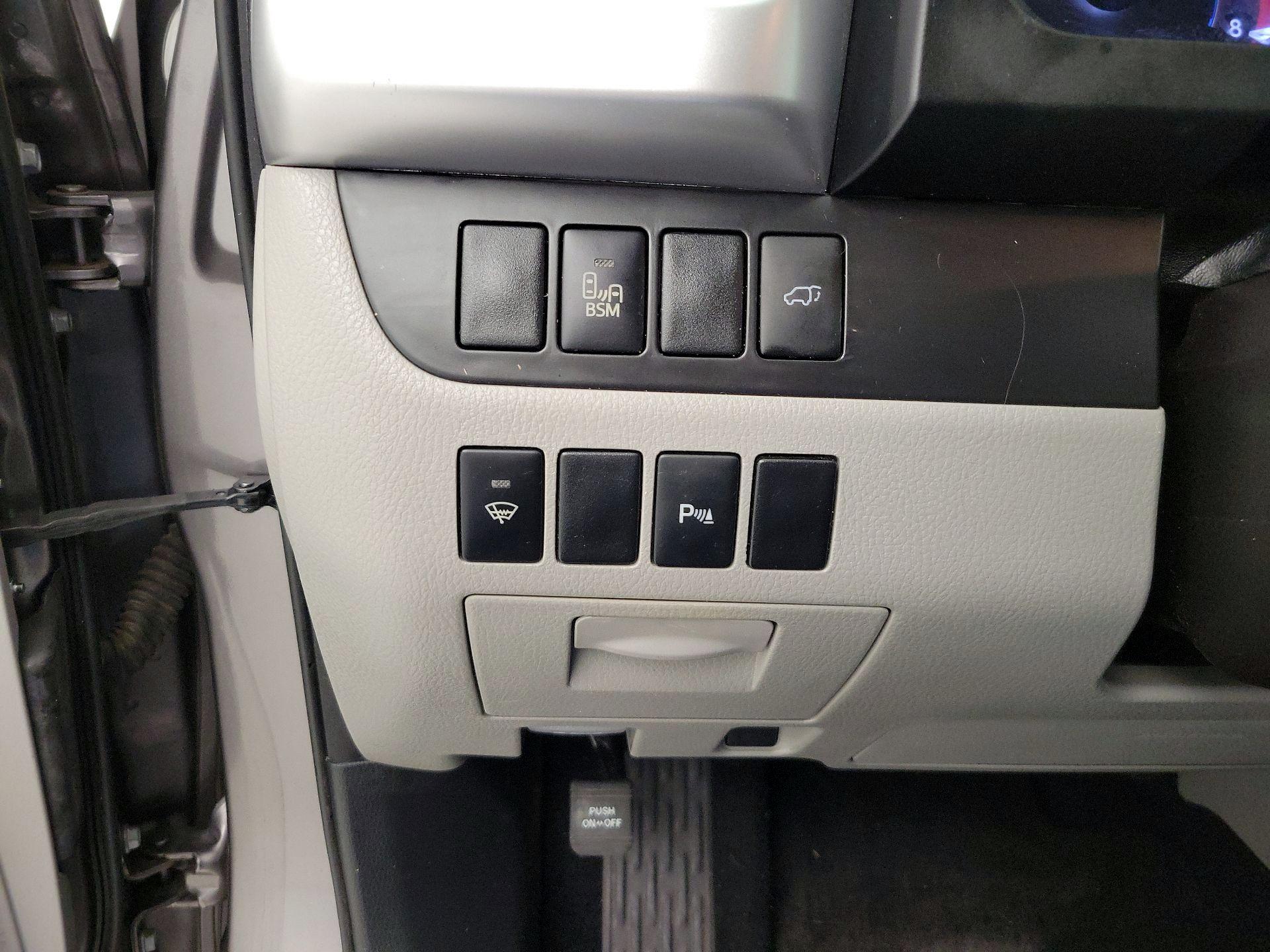 Thumbnail: 2016 Toyota Highlander - 13