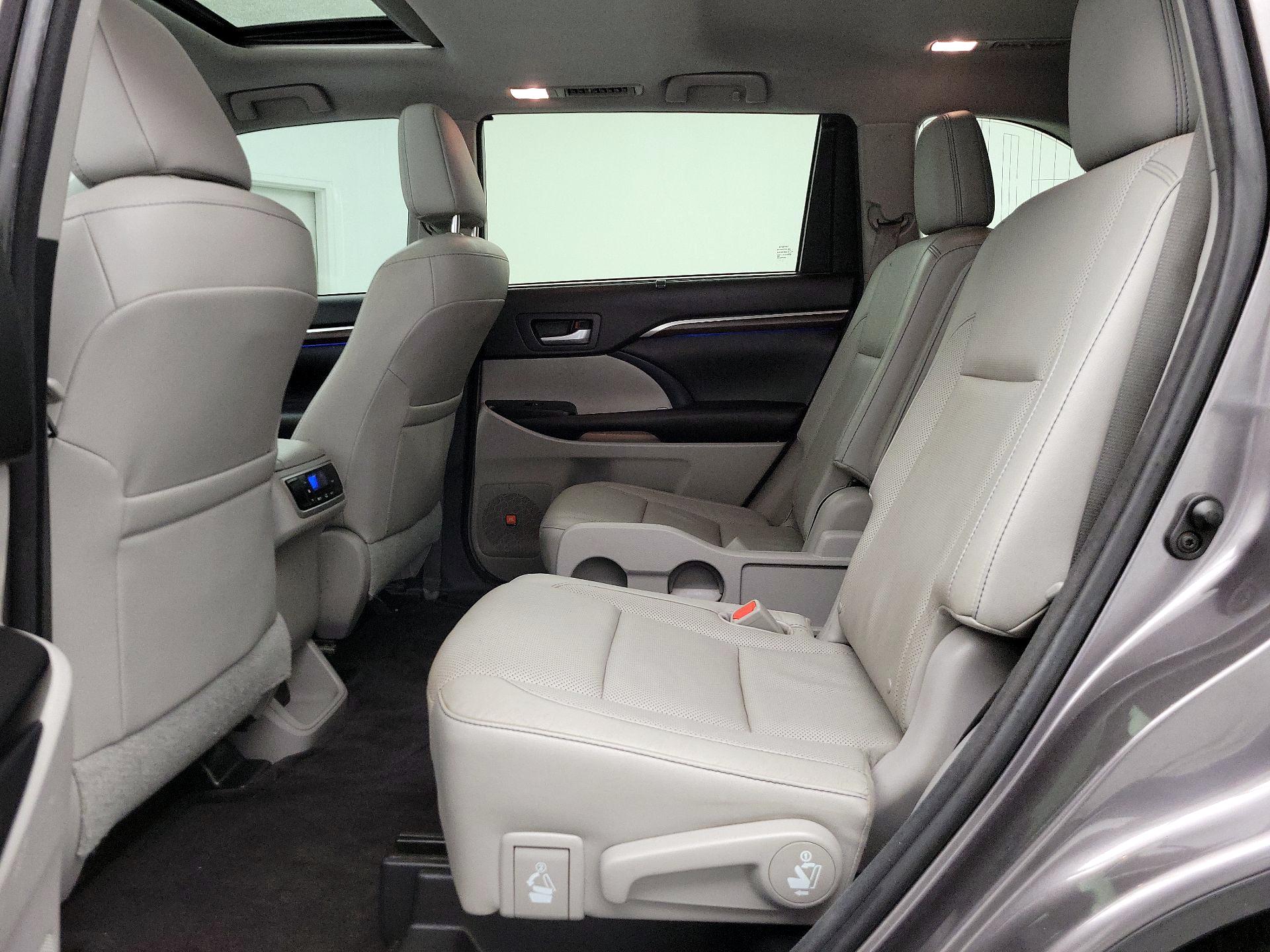 Thumbnail: 2016 Toyota Highlander - 20