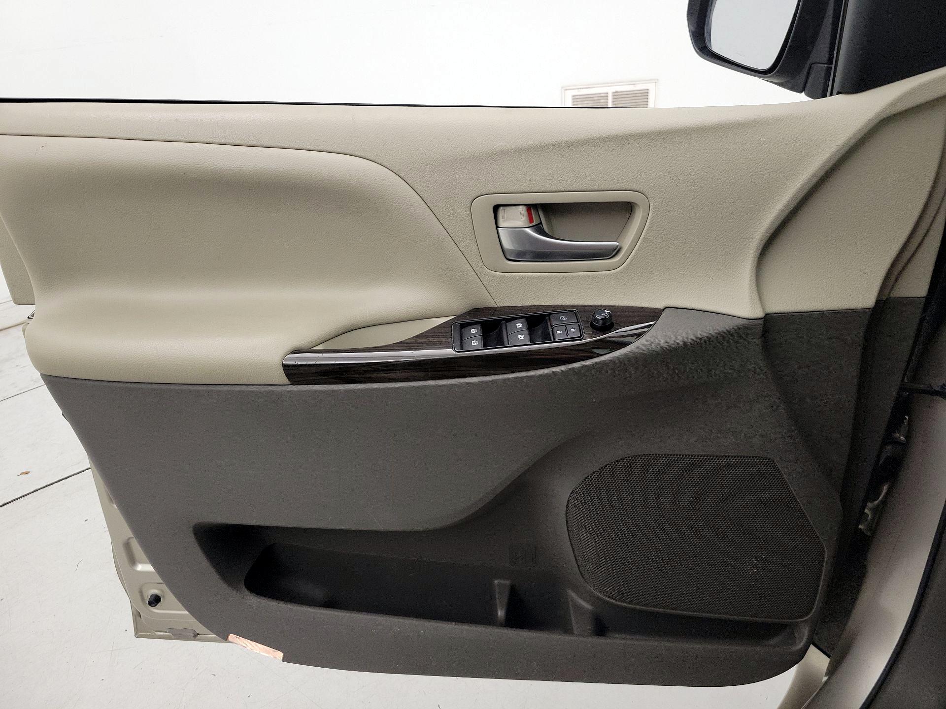 Thumbnail: 2016 Toyota Sienna - 12