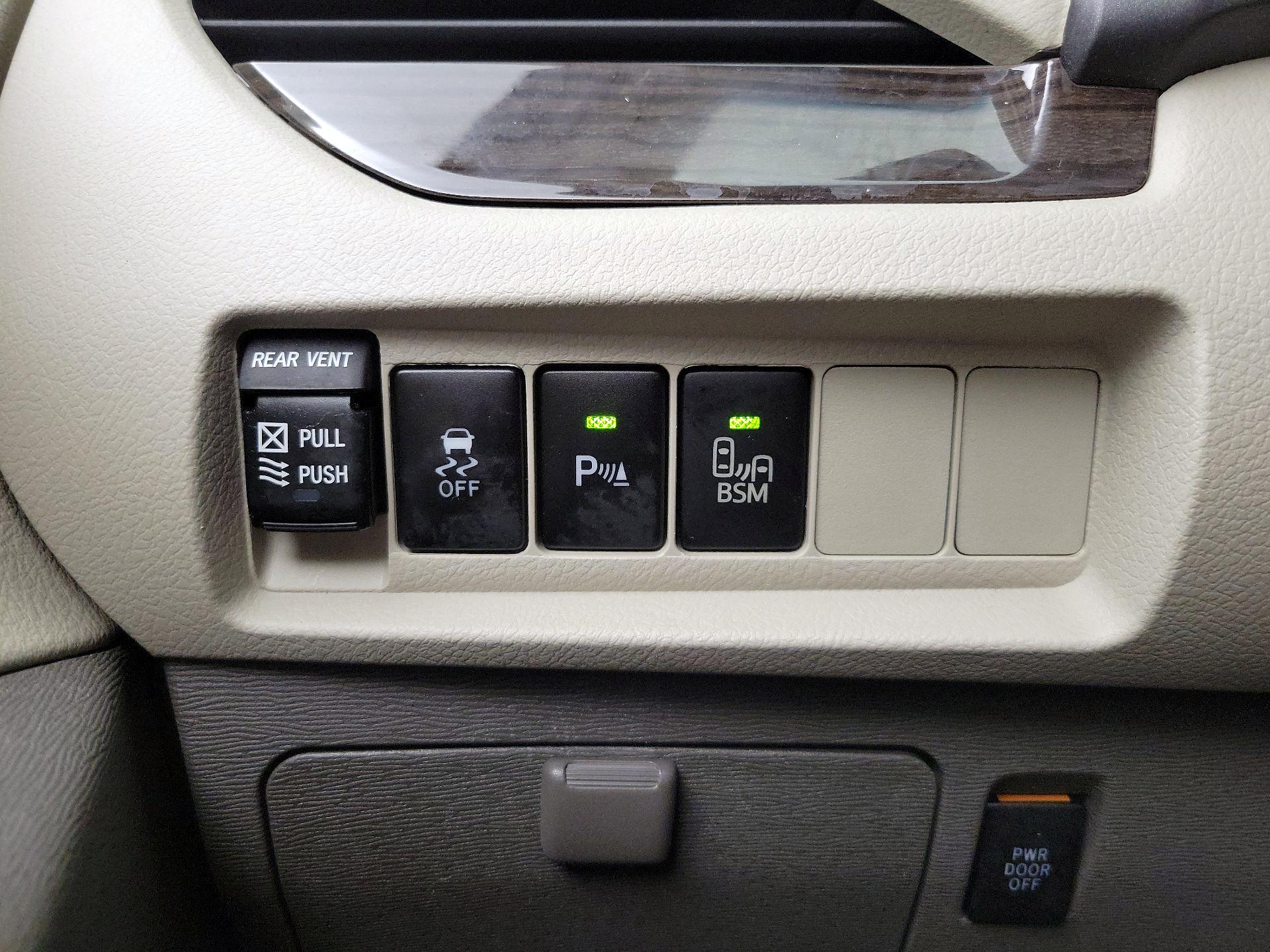 Thumbnail: 2016 Toyota Sienna - 13