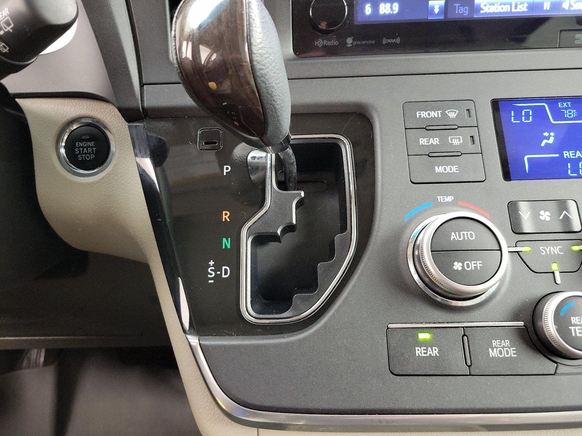 Thumbnail: 2016 Toyota Sienna - 17