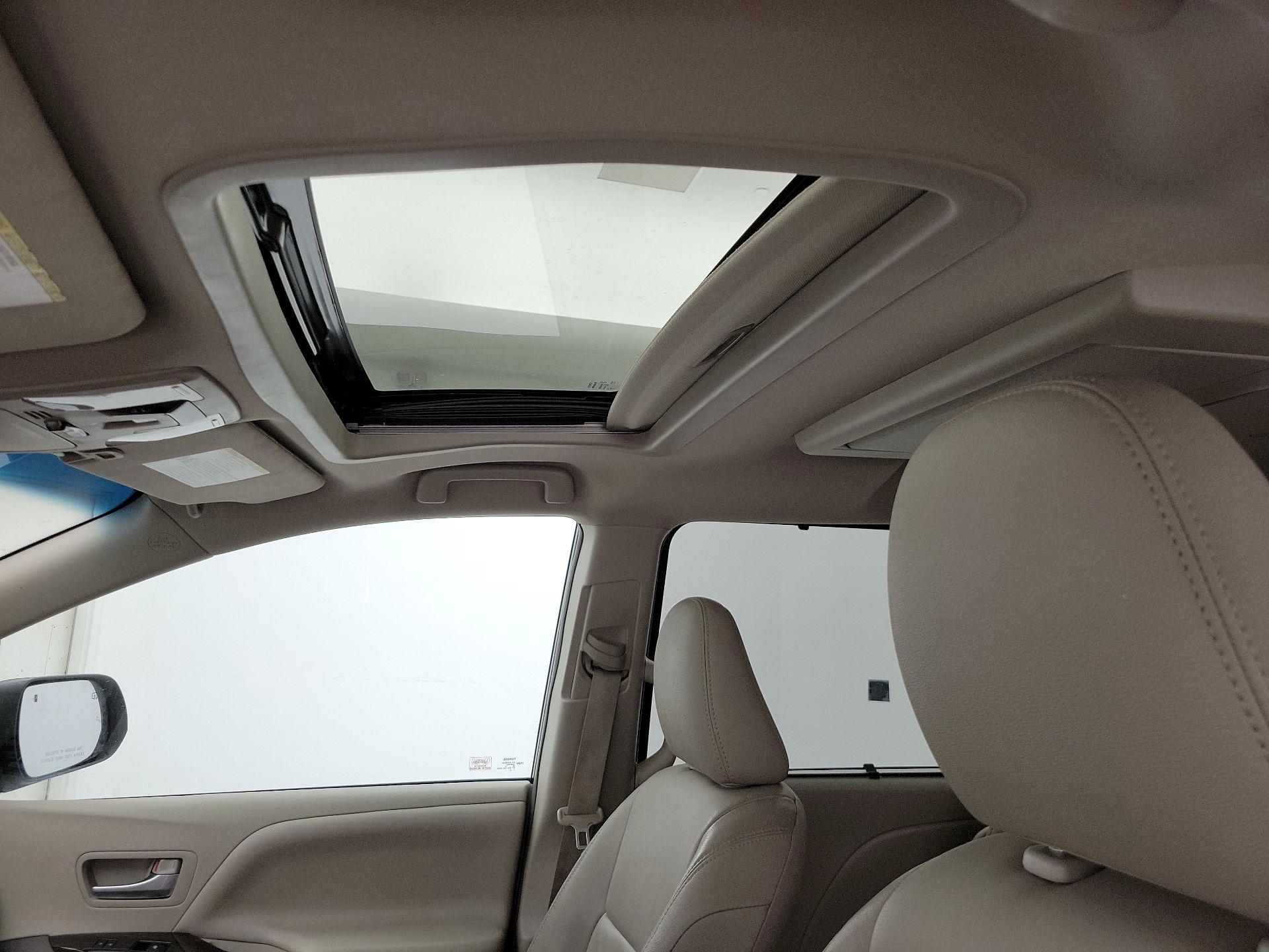 Thumbnail: 2016 Toyota Sienna - 19