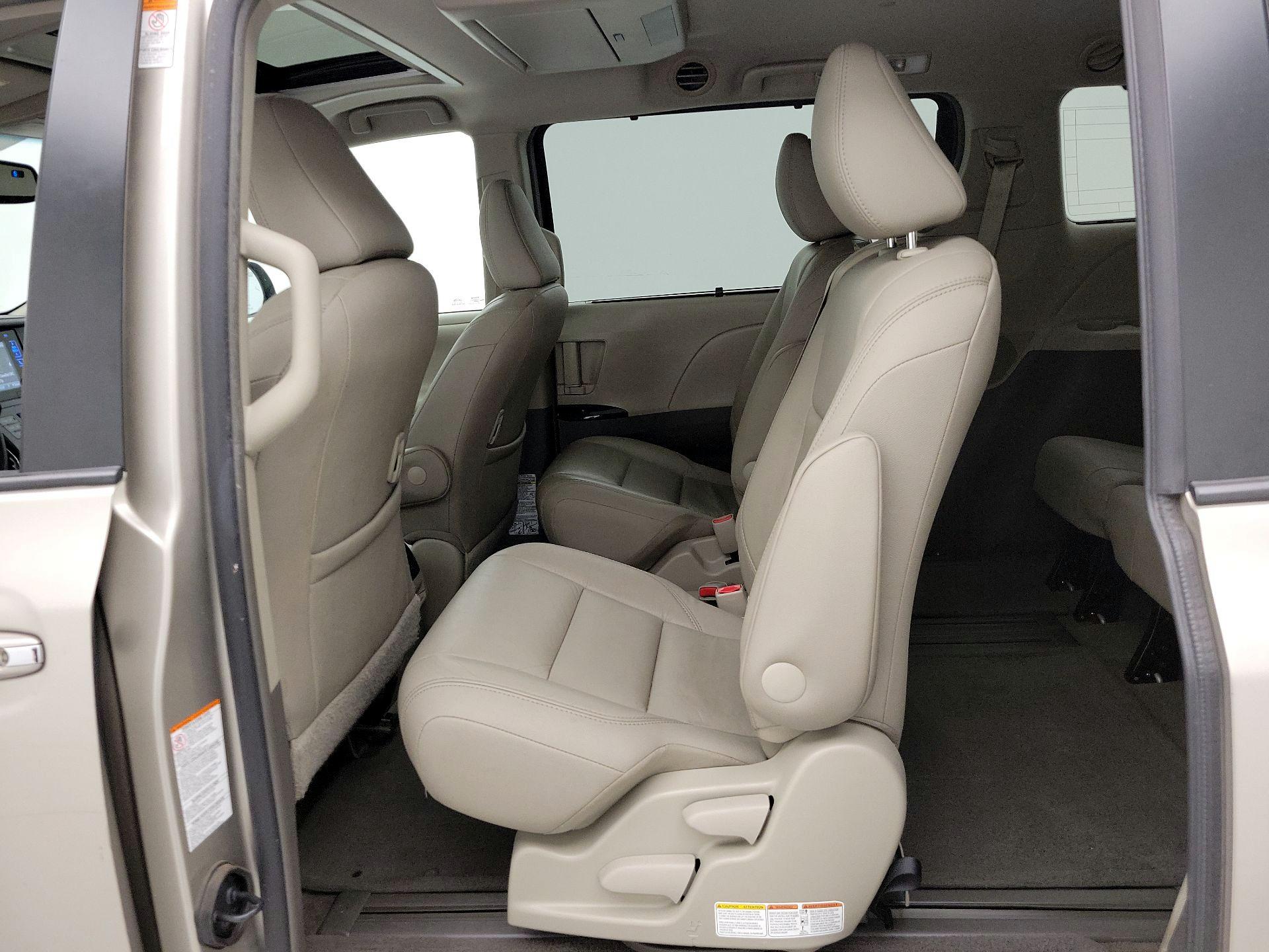 Thumbnail: 2016 Toyota Sienna - 20