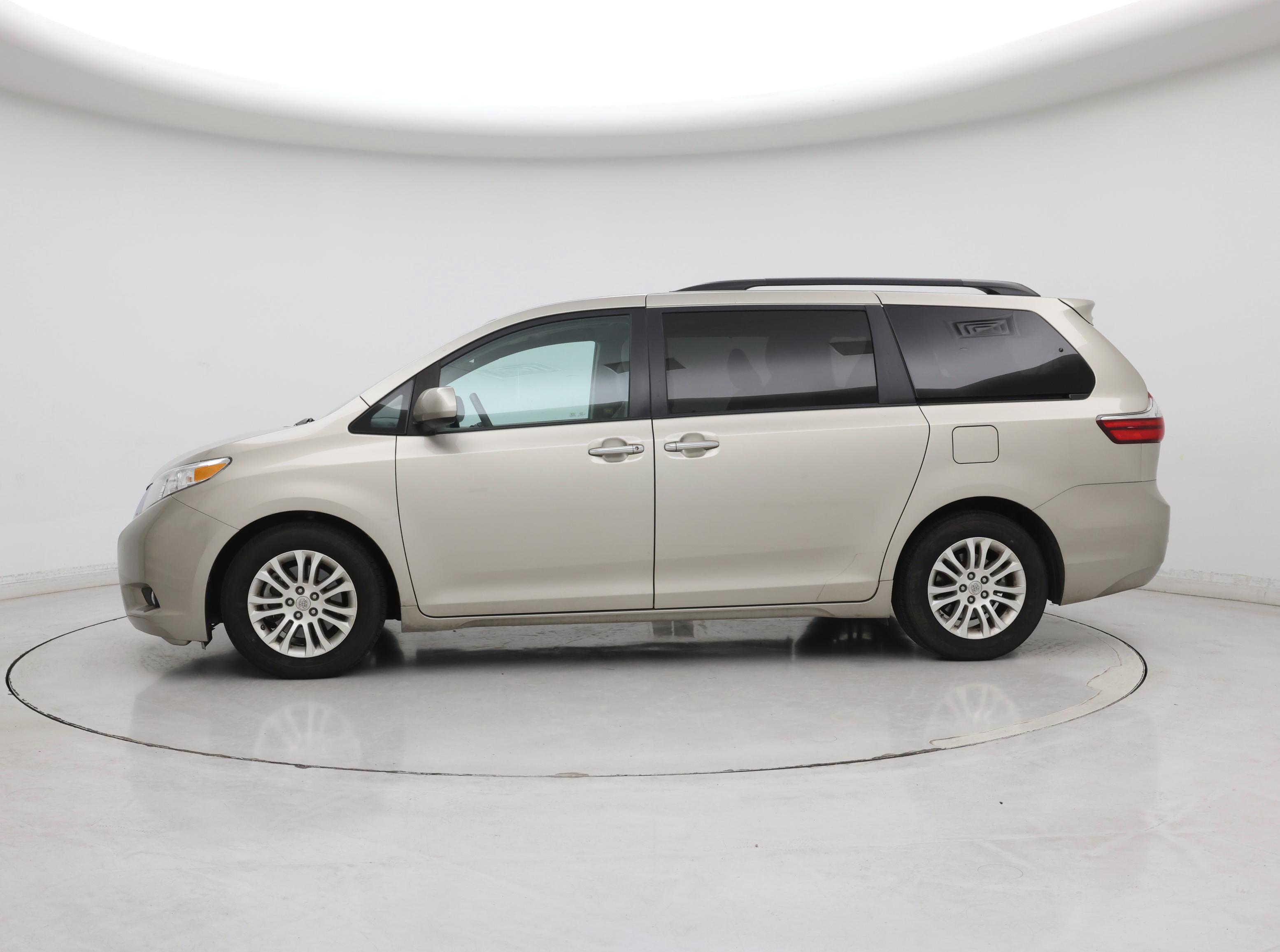 Thumbnail: 2016 Toyota Sienna - 3