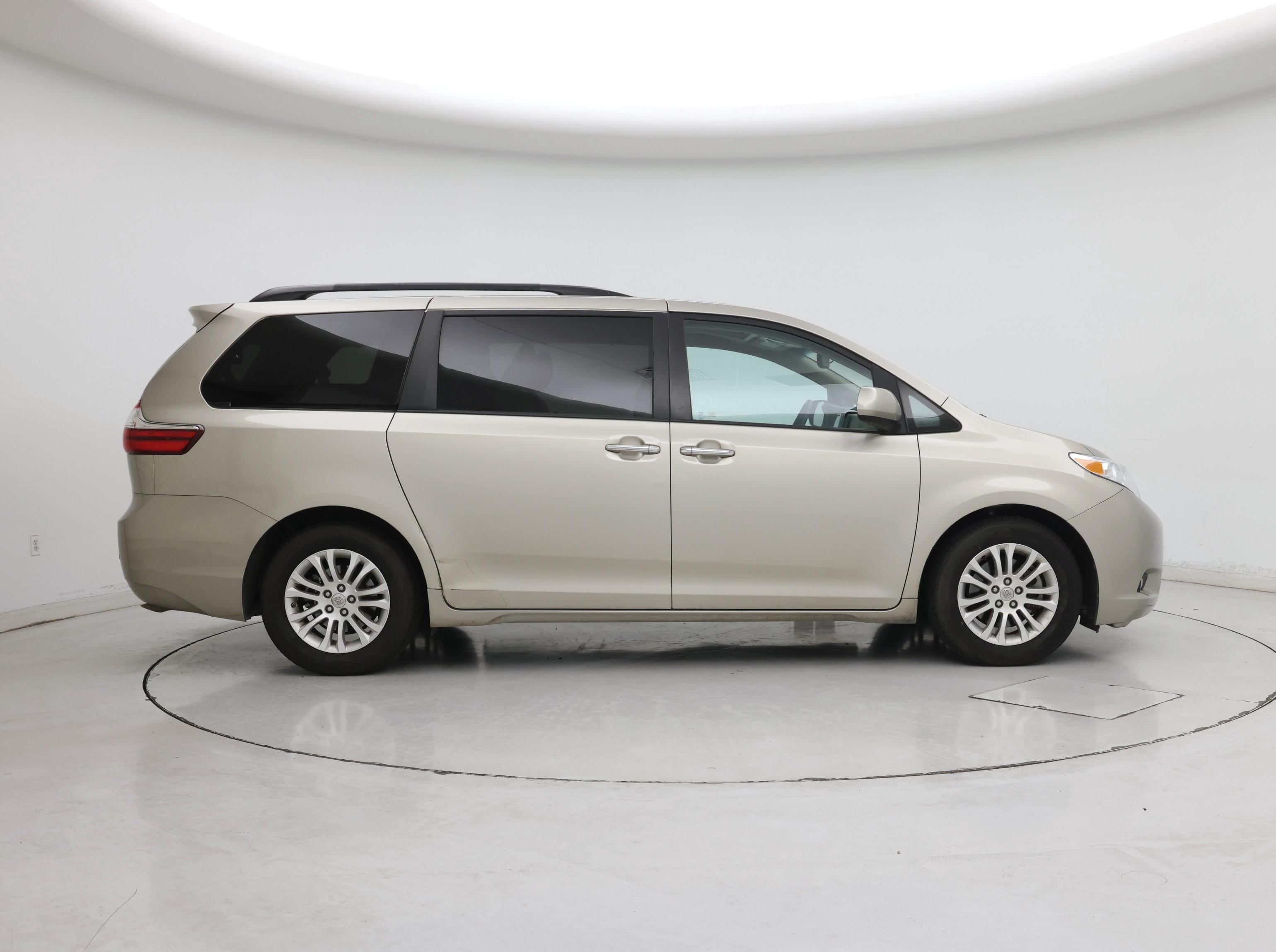 Thumbnail: 2016 Toyota Sienna - 7