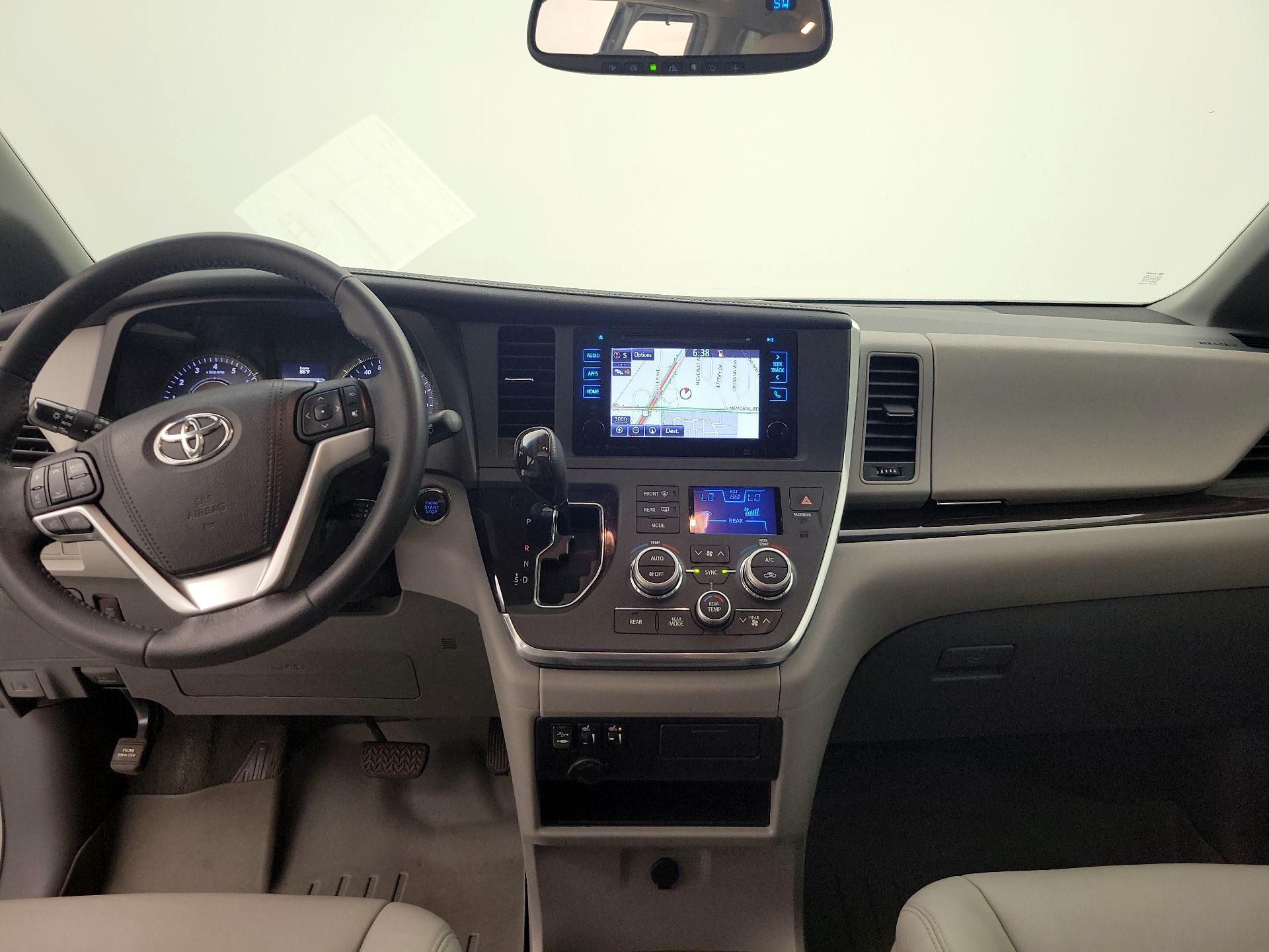 Thumbnail: 2017 Toyota Sienna - 9