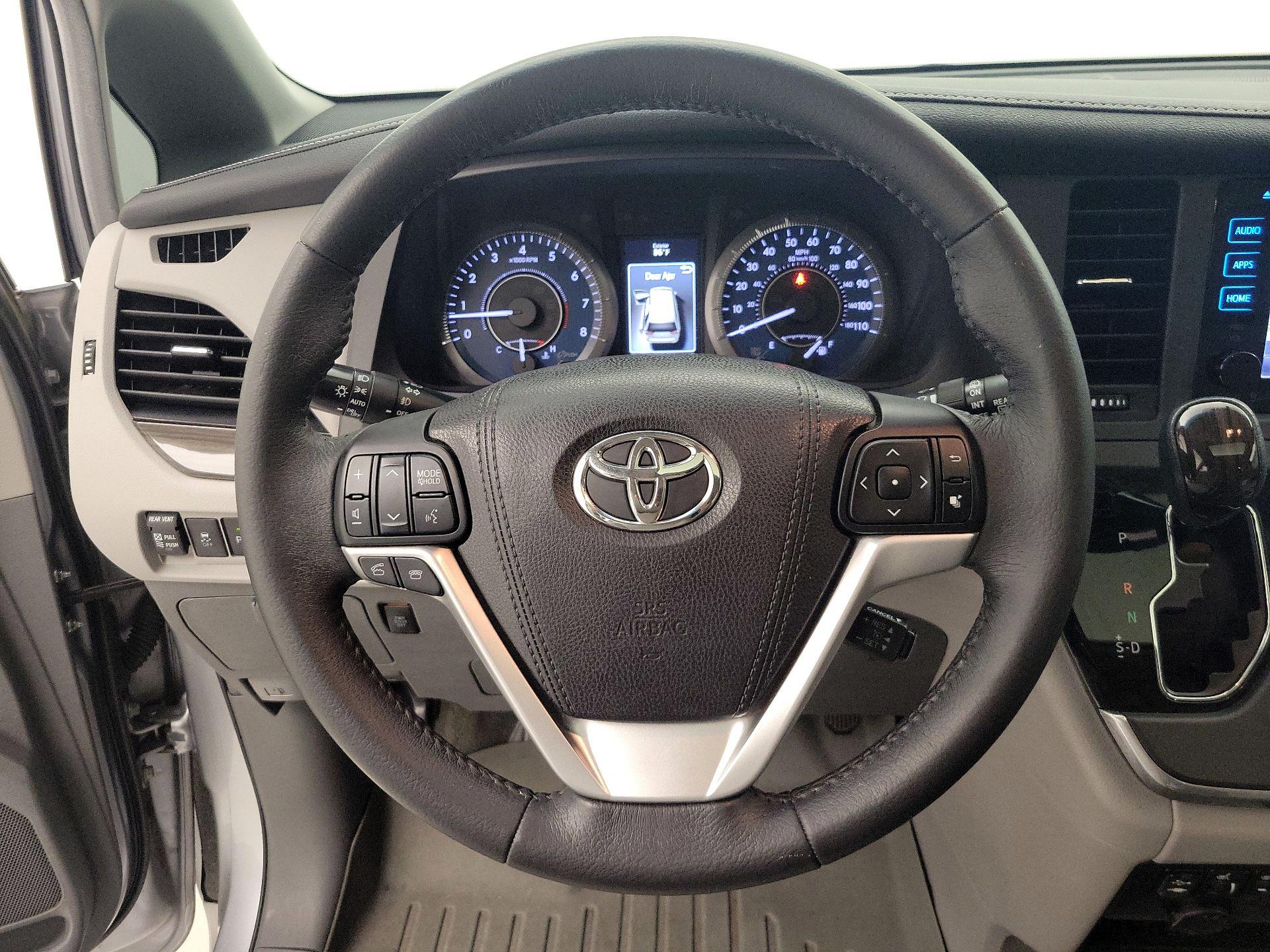 Thumbnail: 2017 Toyota Sienna - 10