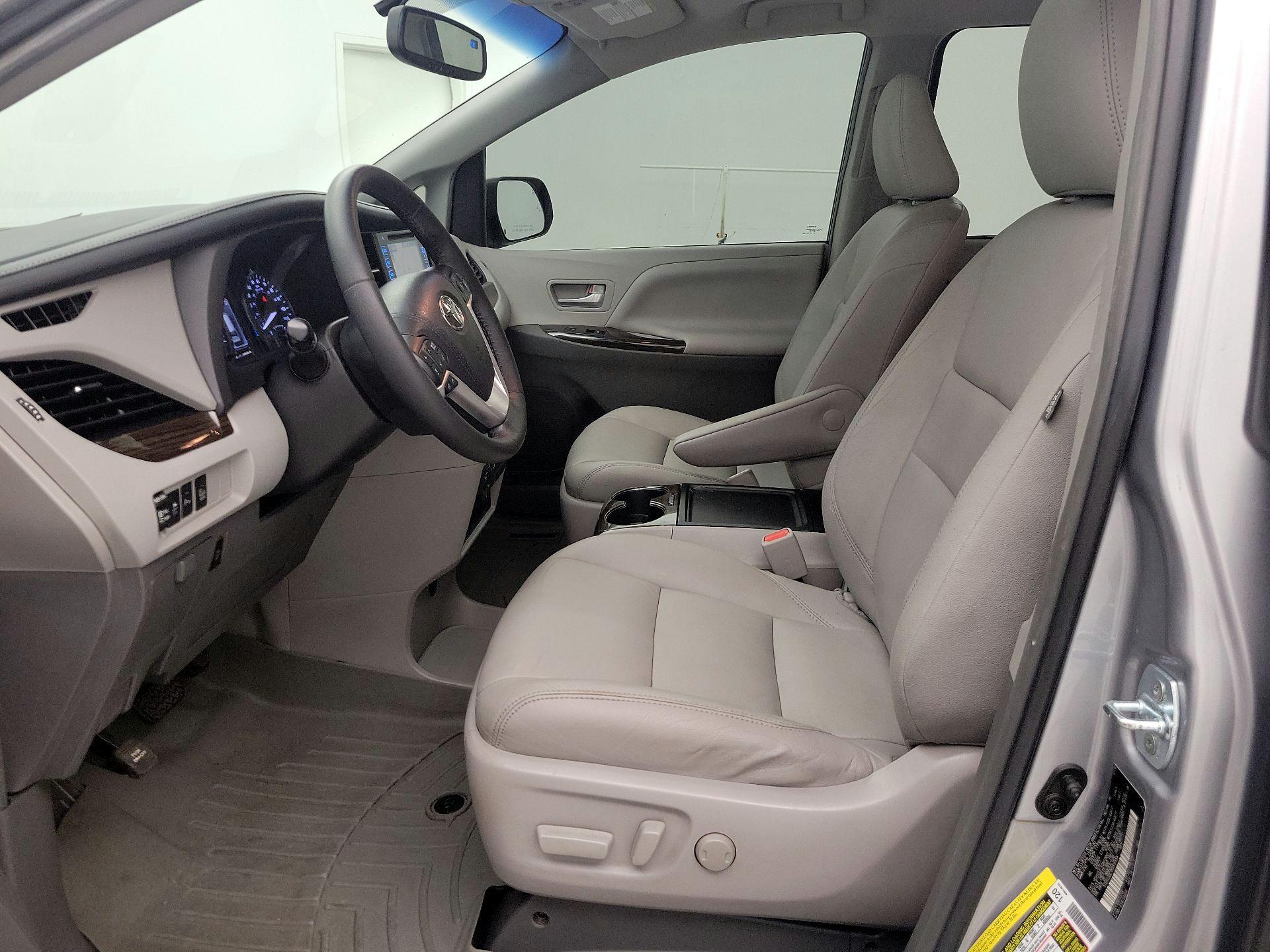 Thumbnail: 2017 Toyota Sienna - 11