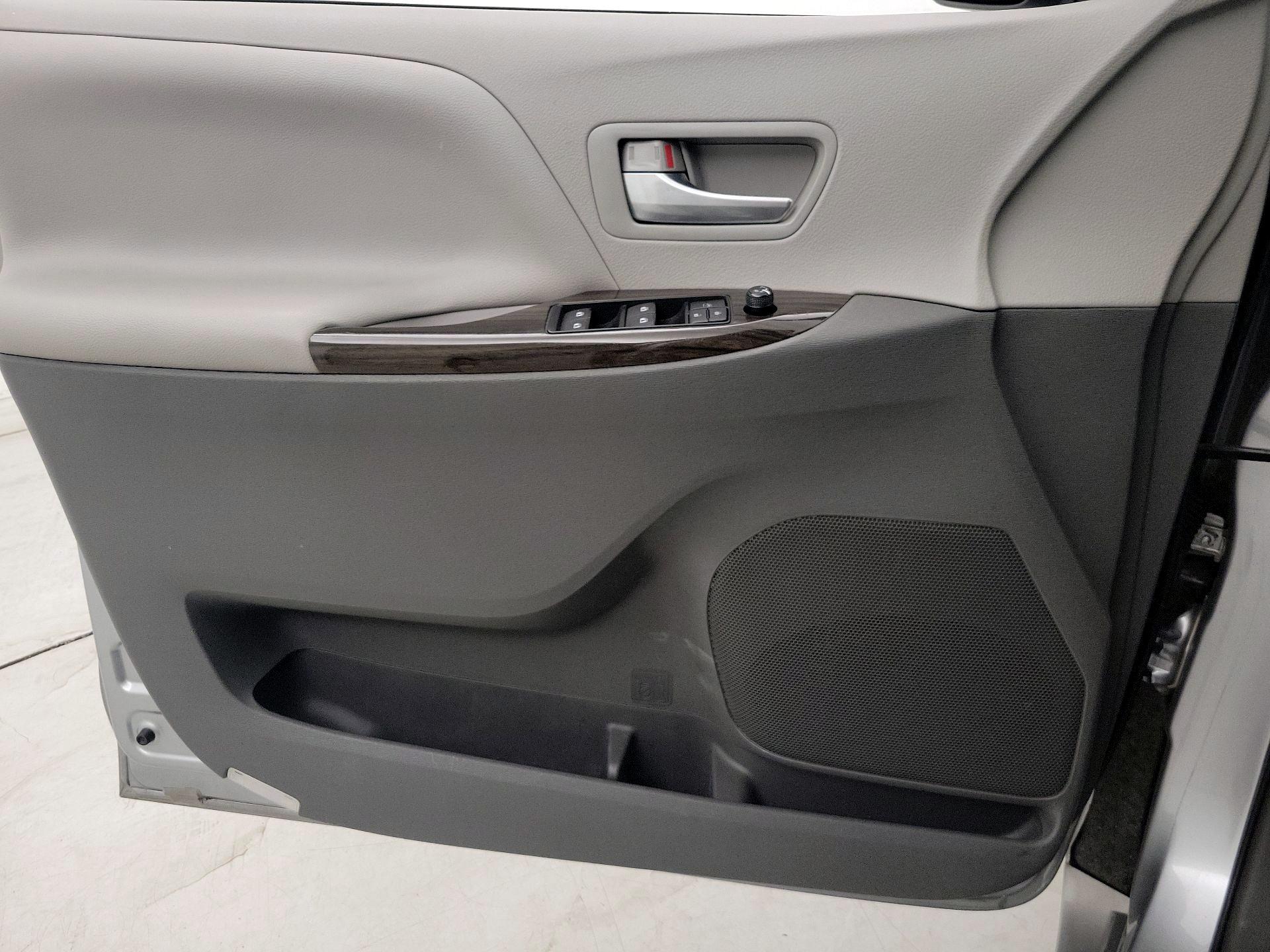 Thumbnail: 2017 Toyota Sienna - 12