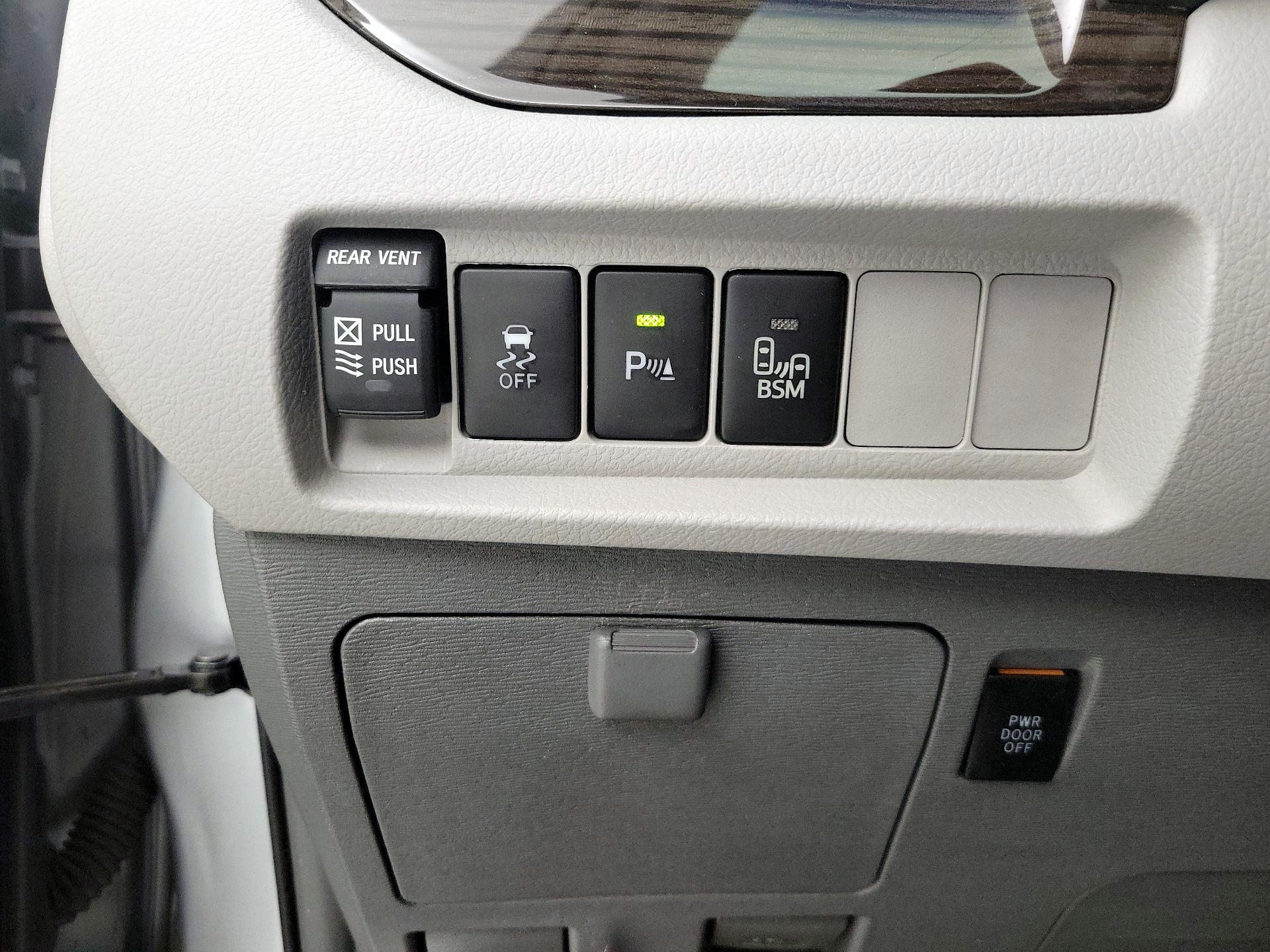 Thumbnail: 2017 Toyota Sienna - 13