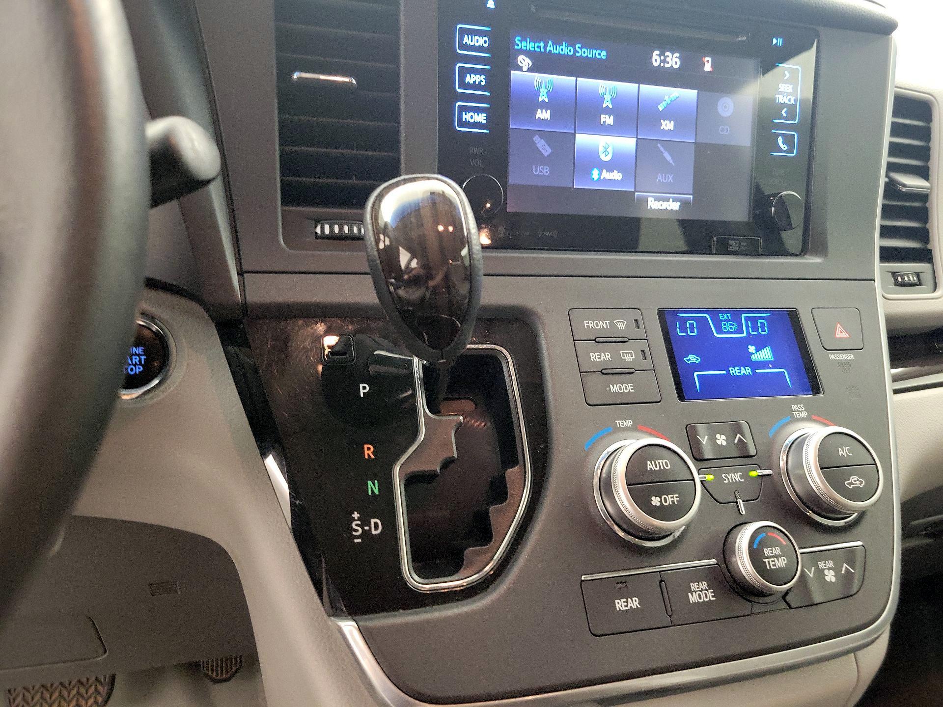 Thumbnail: 2017 Toyota Sienna - 18