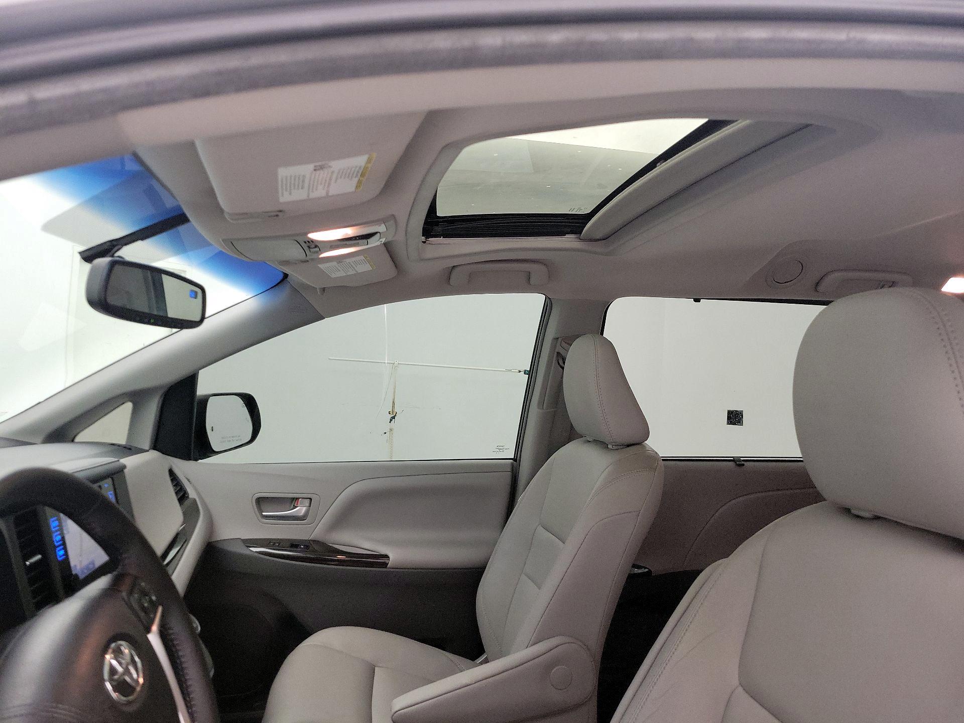 Thumbnail: 2017 Toyota Sienna - 20