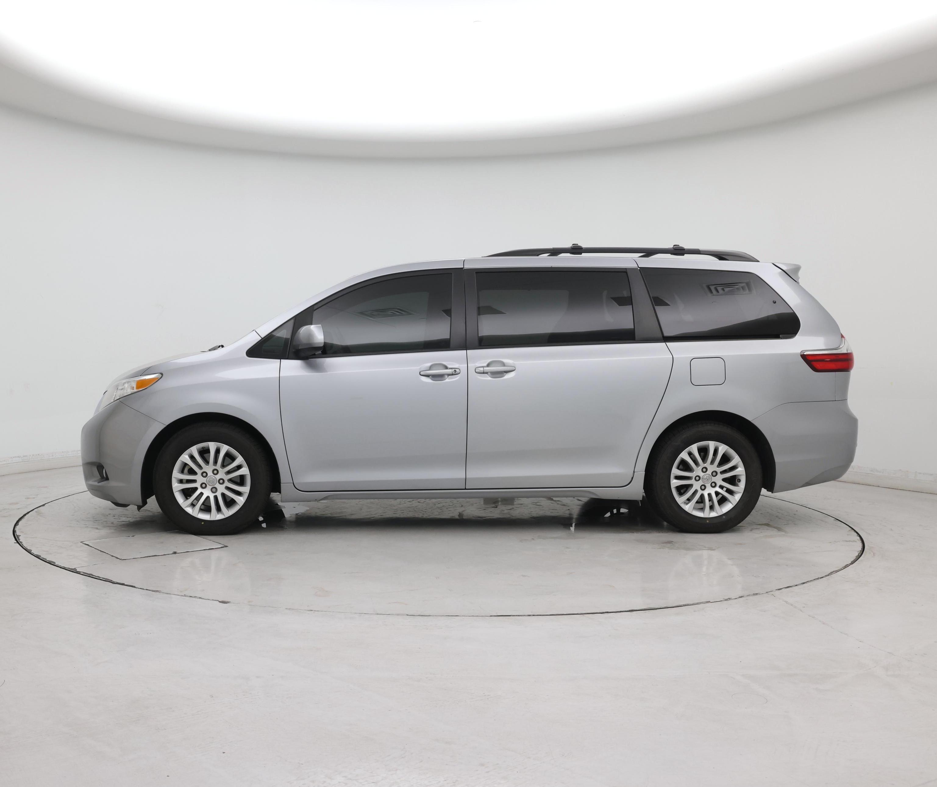 Thumbnail: 2017 Toyota Sienna - 3