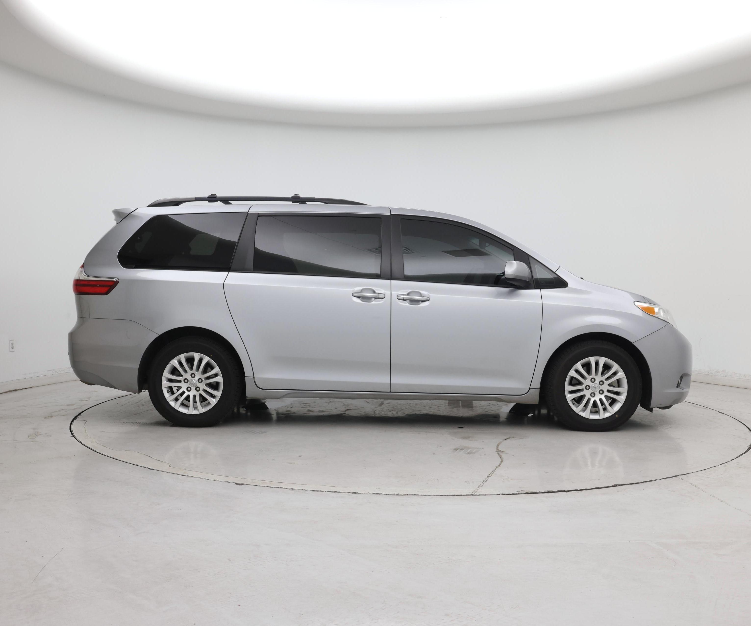 Thumbnail: 2017 Toyota Sienna - 7