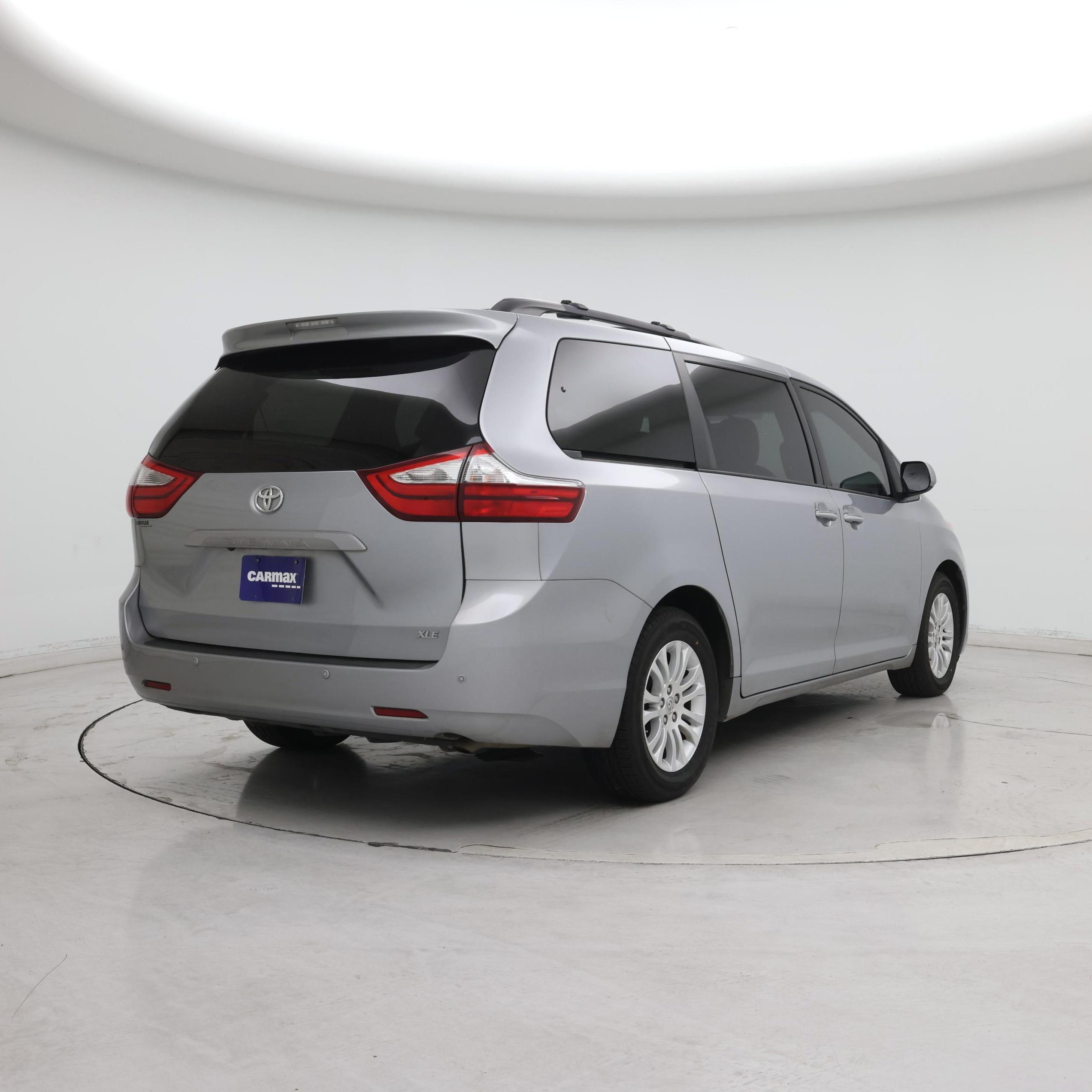 Thumbnail: 2017 Toyota Sienna - 8