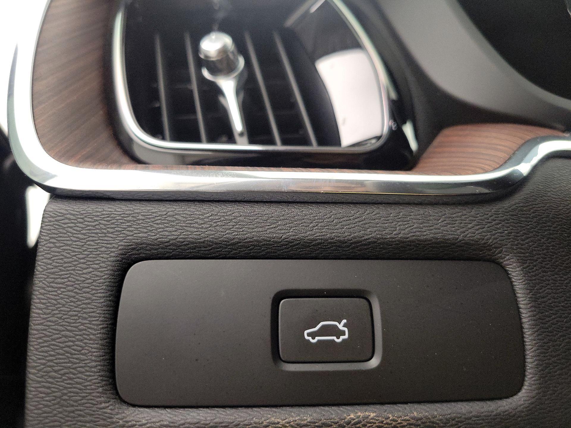 Thumbnail: 2023 Volvo XC60 - 13