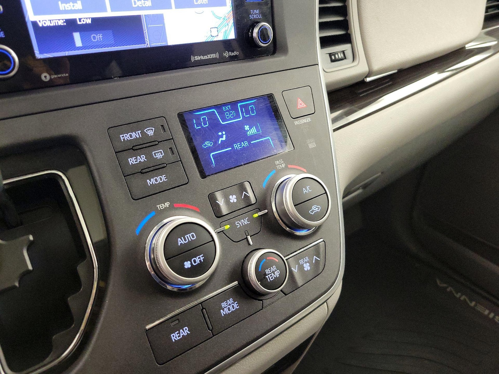 2018 Toyota Sienna XLE Premium - Photo 18