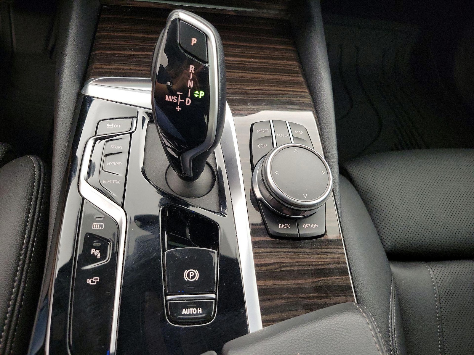 2021 BMW 5 Series 530e - Photo 19