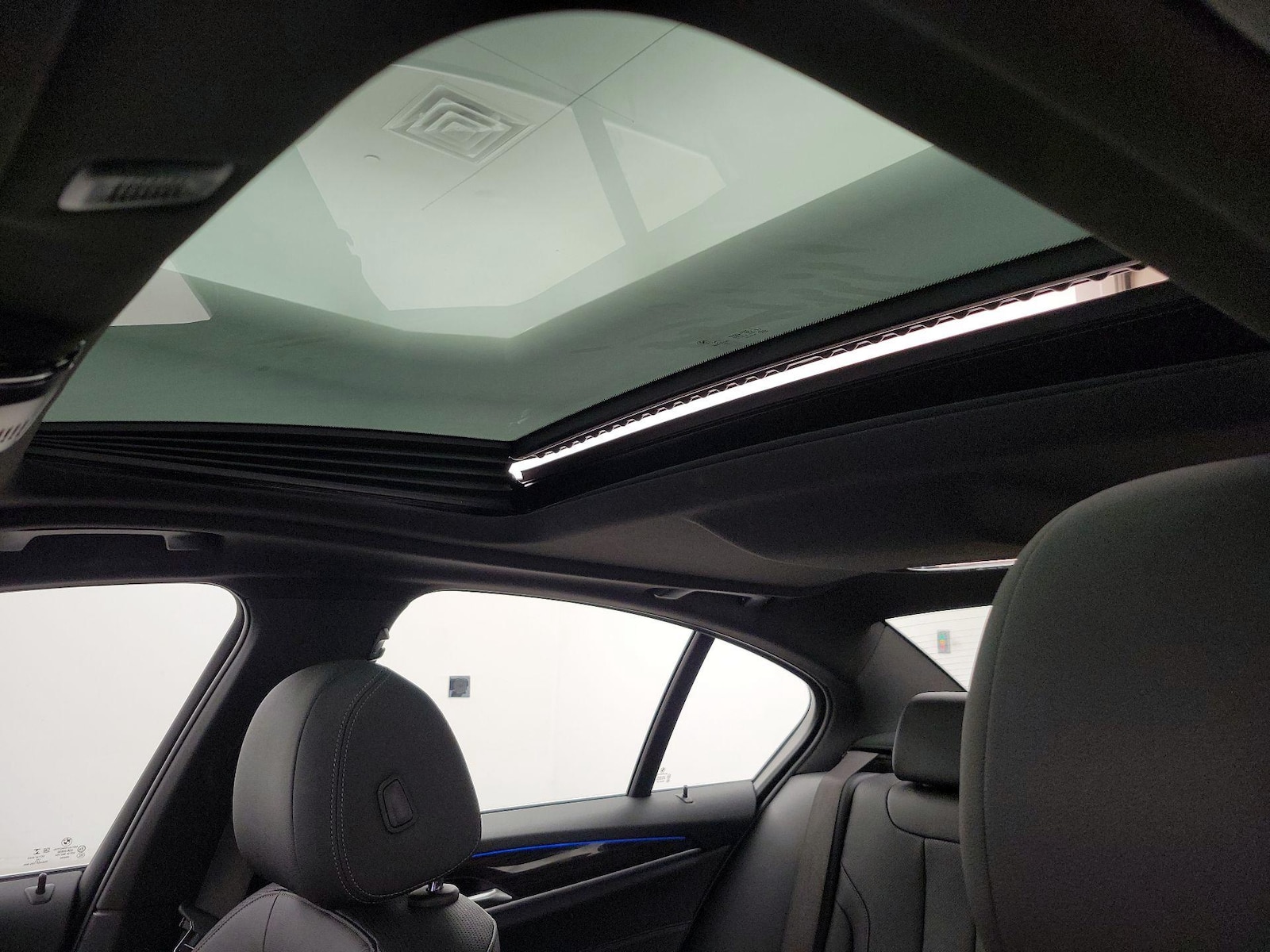 2021 BMW 5 Series 530e - Photo 21