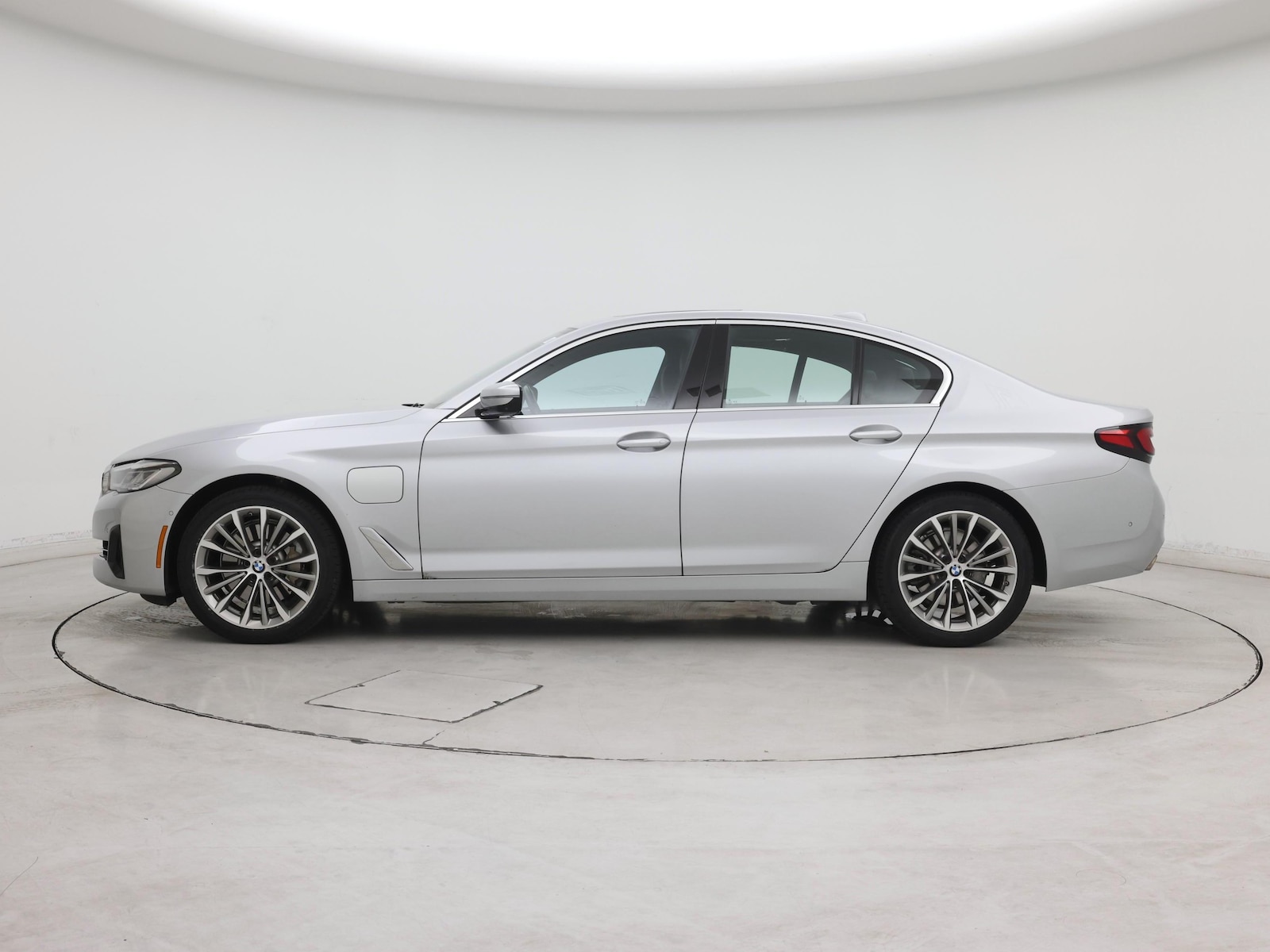 2021 BMW 5 Series 530e - Photo 4