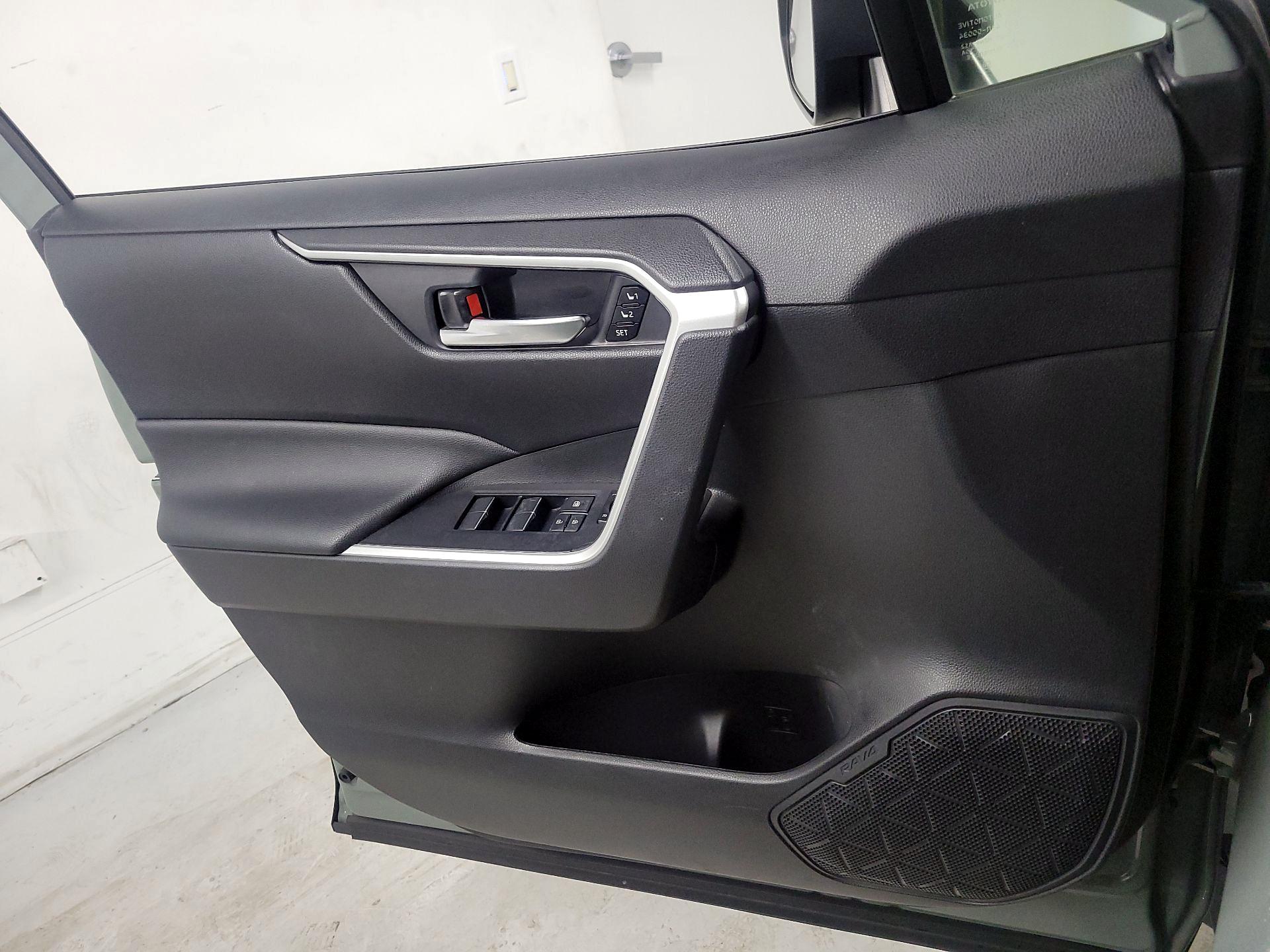 Thumbnail: 2021 Toyota RAV4 - 12