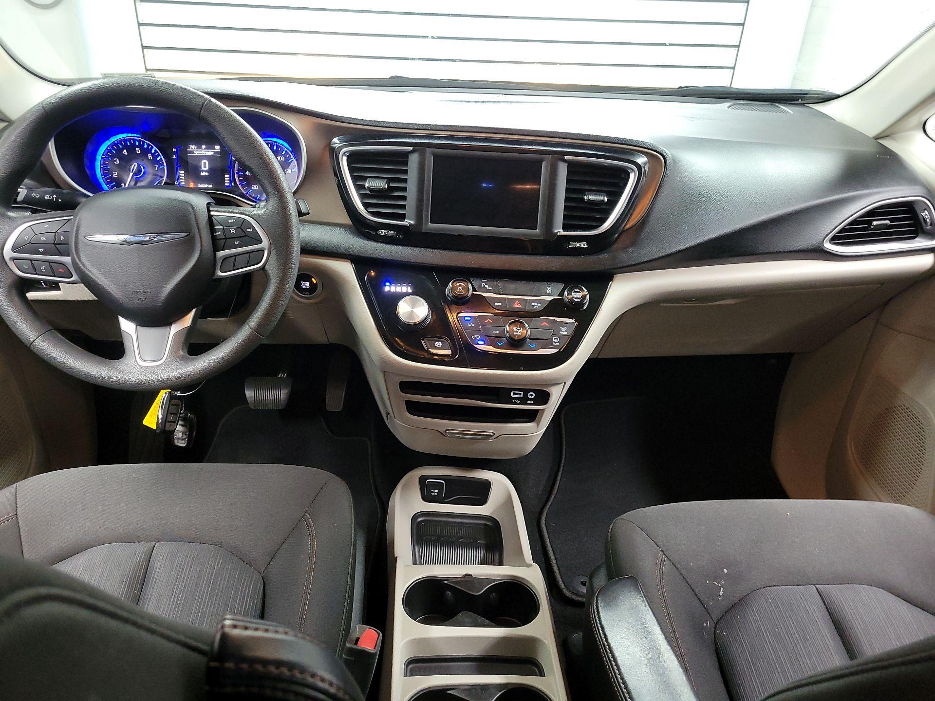 Thumbnail: 2018 Chrysler Pacifica - 9