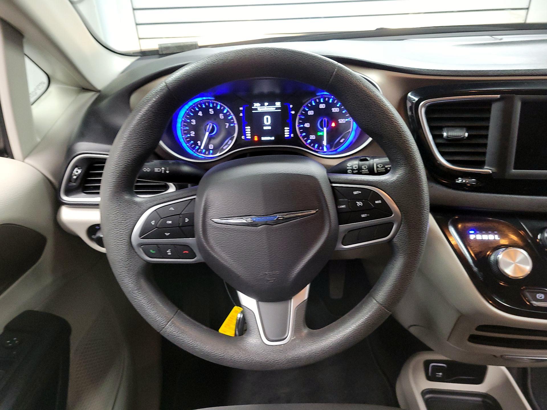 Thumbnail: 2018 Chrysler Pacifica - 10