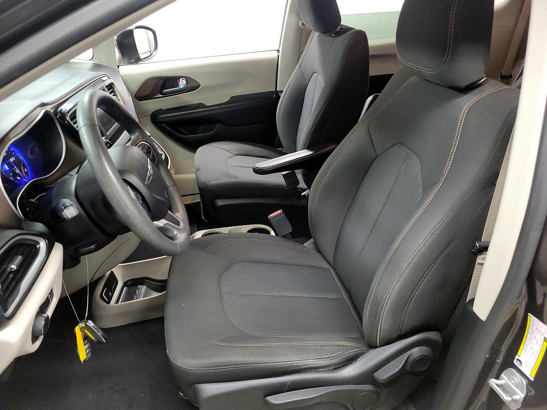 Thumbnail: 2018 Chrysler Pacifica - 11