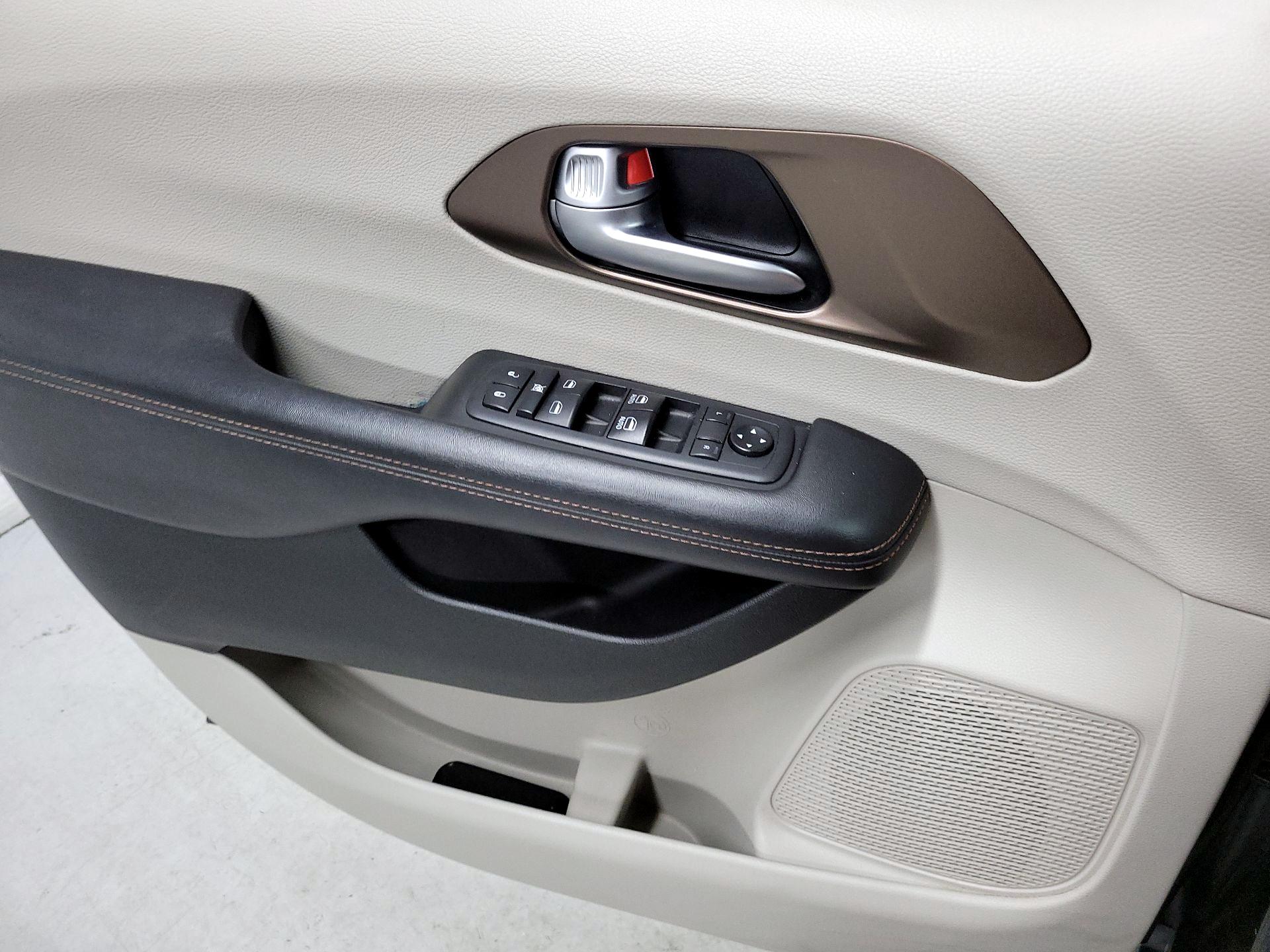 Thumbnail: 2018 Chrysler Pacifica - 12