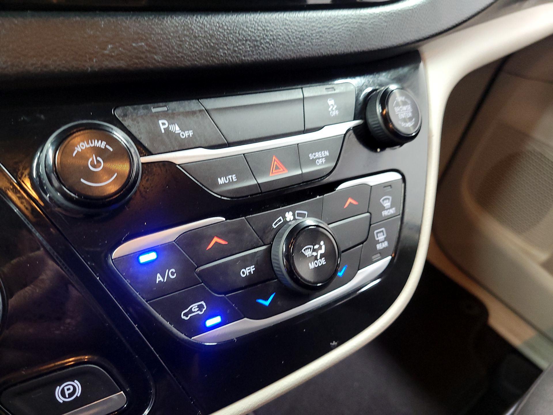 Thumbnail: 2018 Chrysler Pacifica - 15