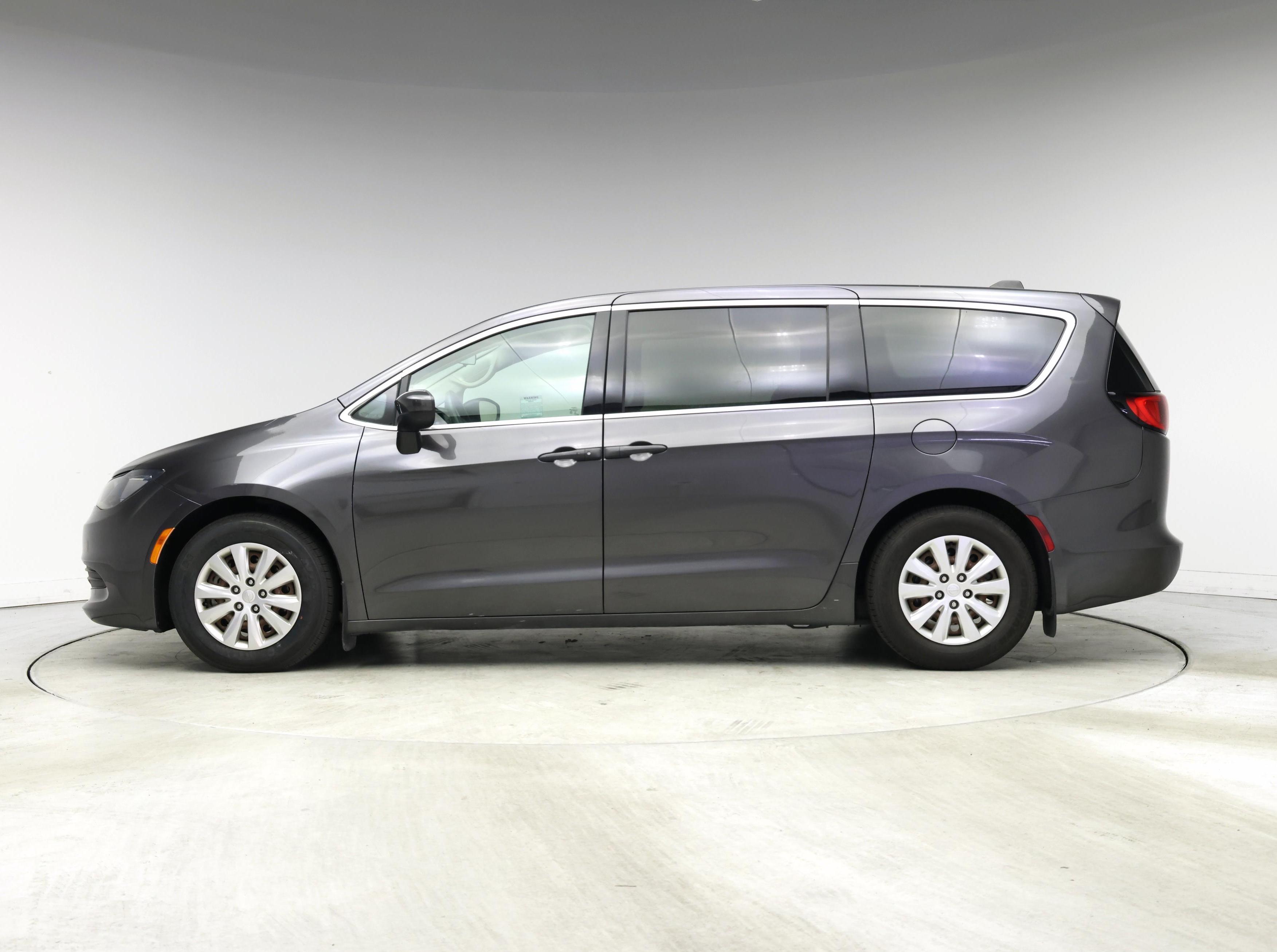 Thumbnail: 2018 Chrysler Pacifica - 3