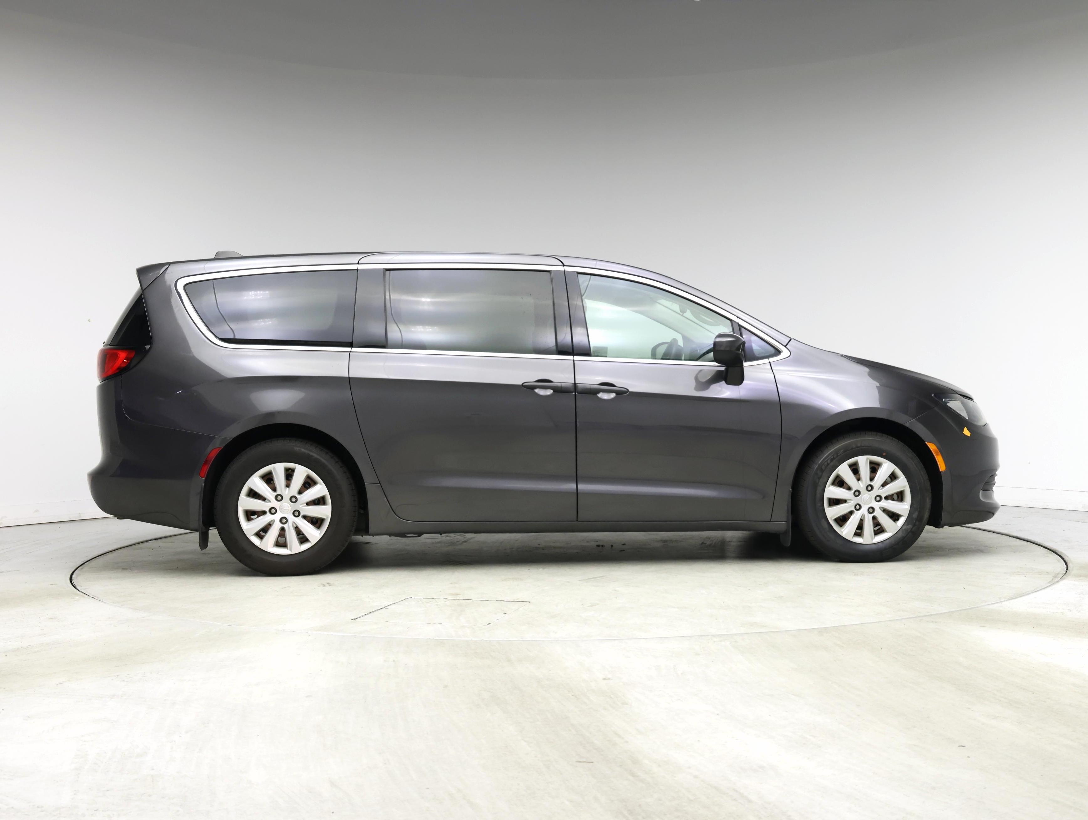 Thumbnail: 2018 Chrysler Pacifica - 7