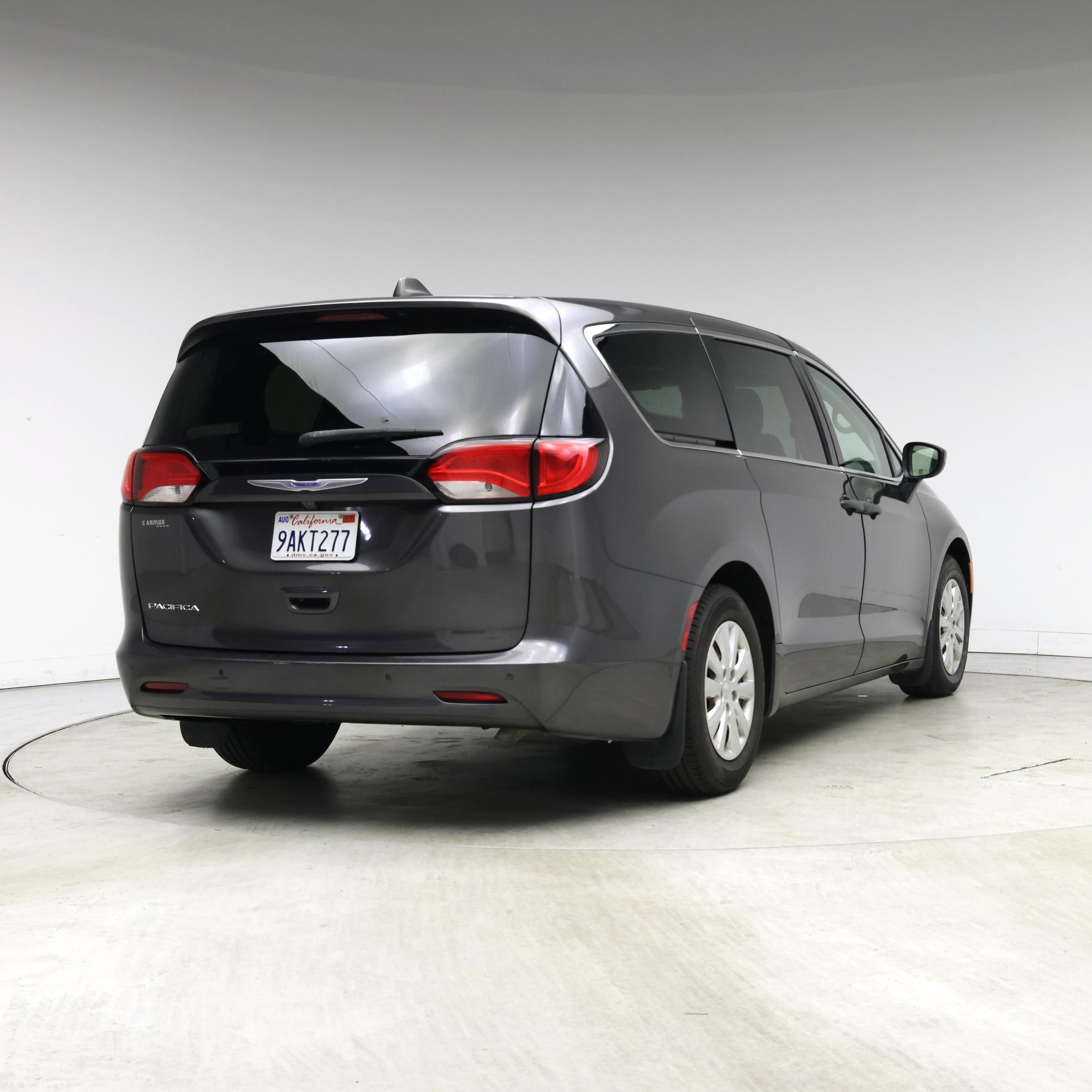 Thumbnail: 2018 Chrysler Pacifica - 8