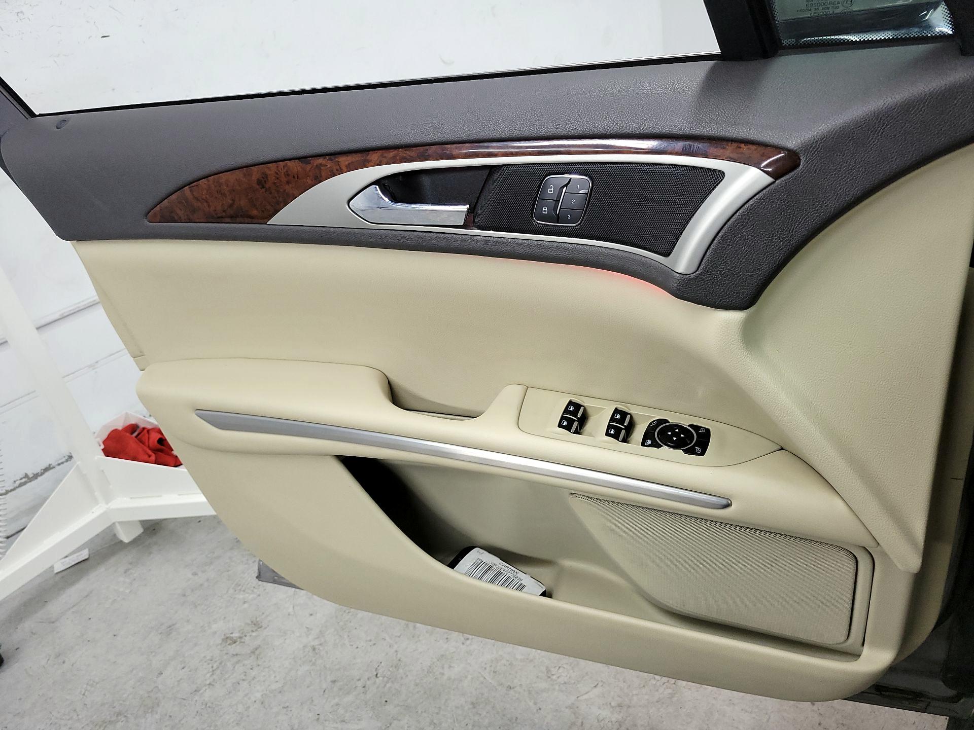 Thumbnail: 2015 Lincoln MKZ - 12